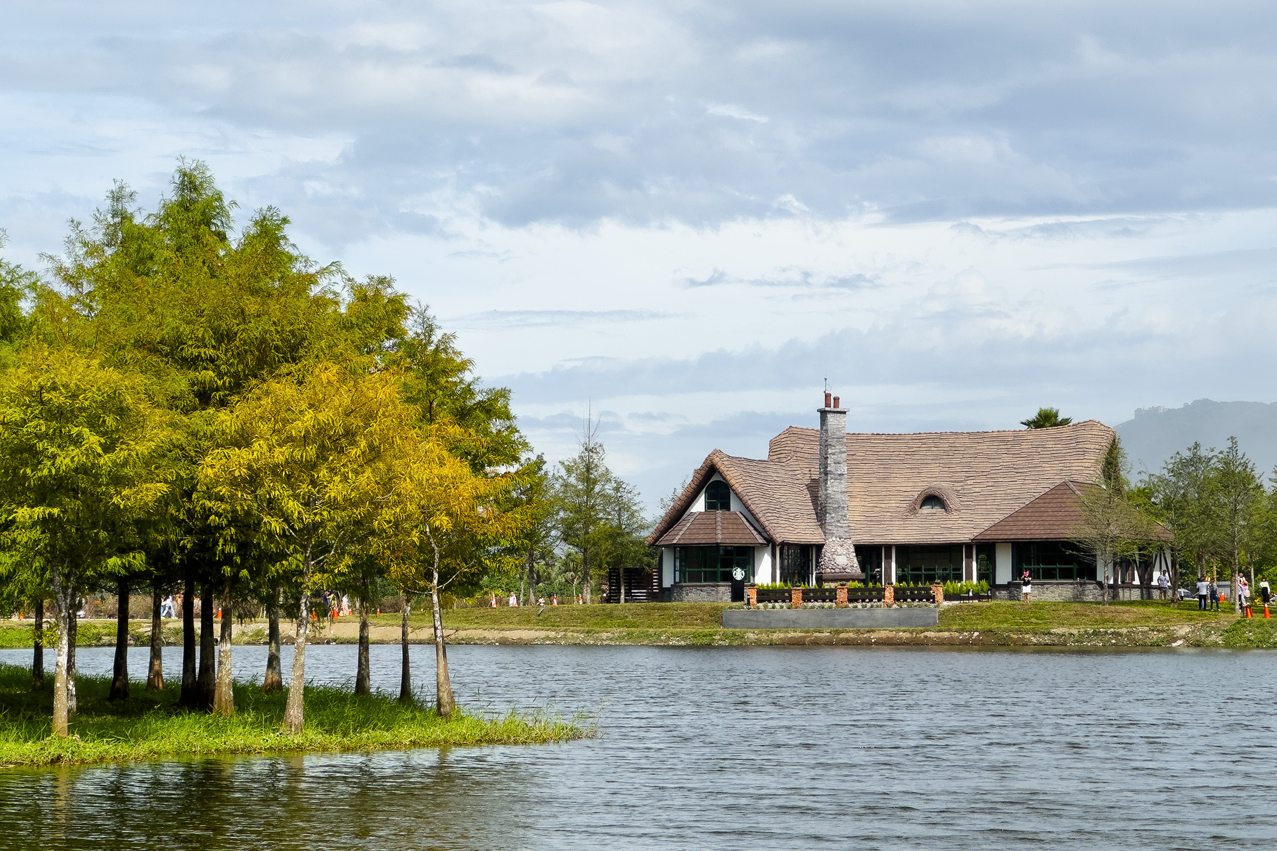 星巴克最新門市落腳花蓮理想大地園區內，周圍坐擁運河與落羽松景致，隨著即將進入樹葉由綠轉紅的季節，勢必吸引更多遊客。