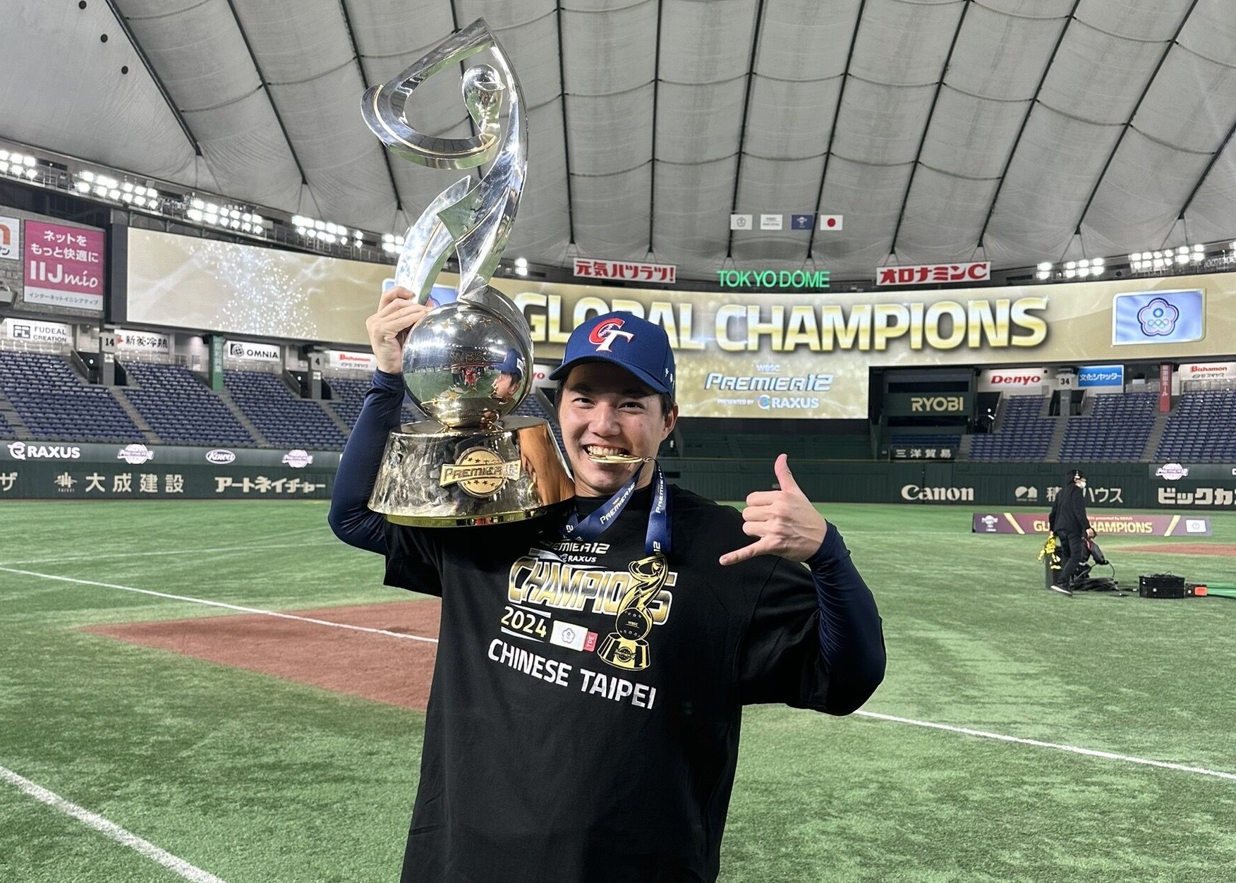 郭俊麟賽後於東京巨蛋舉起冠軍獎盃。（新竹市政府提供）