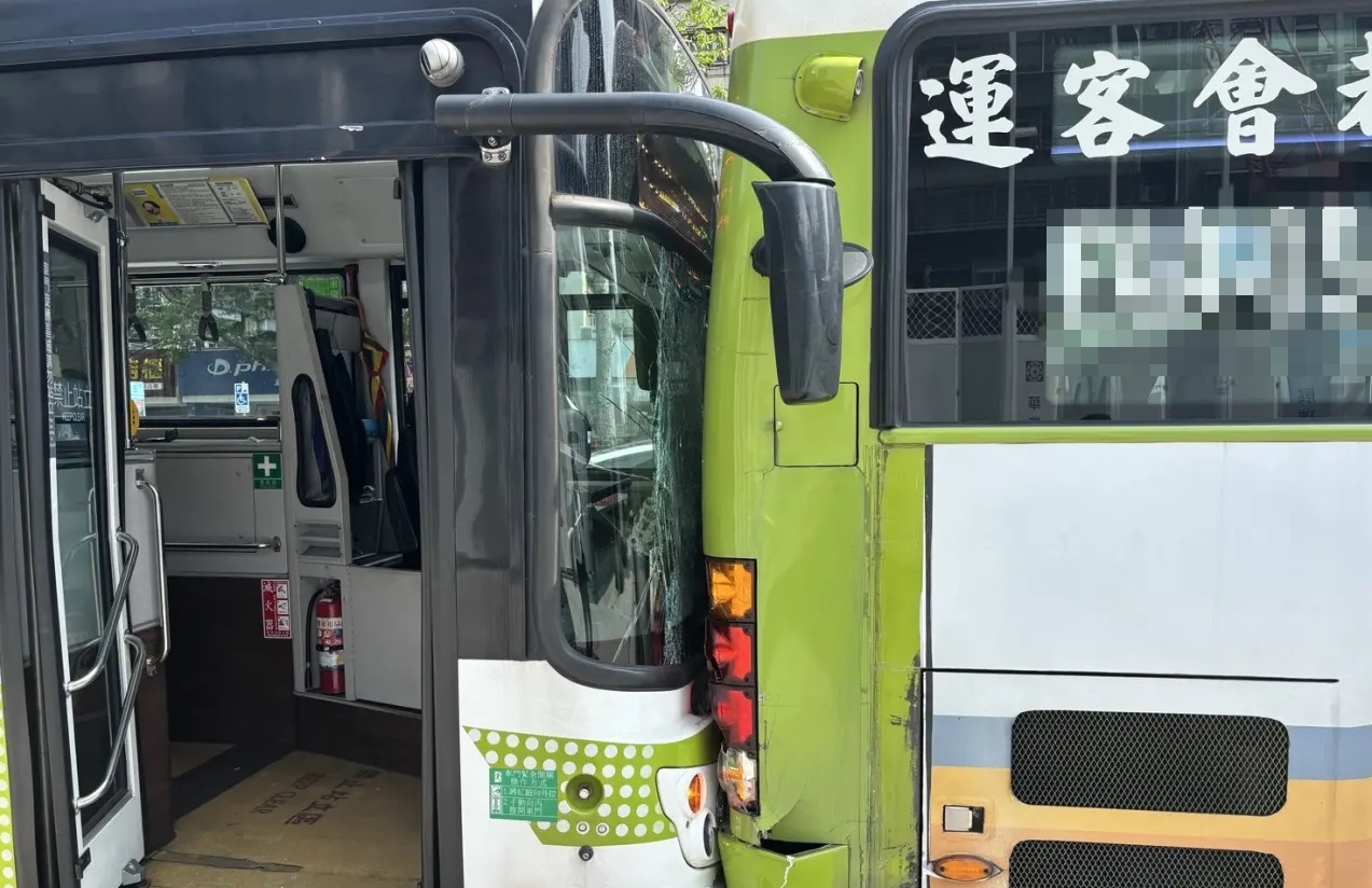 台北市大安區忠孝東路三段今（27）日下午發生公車追撞事故。（翻攝畫面）