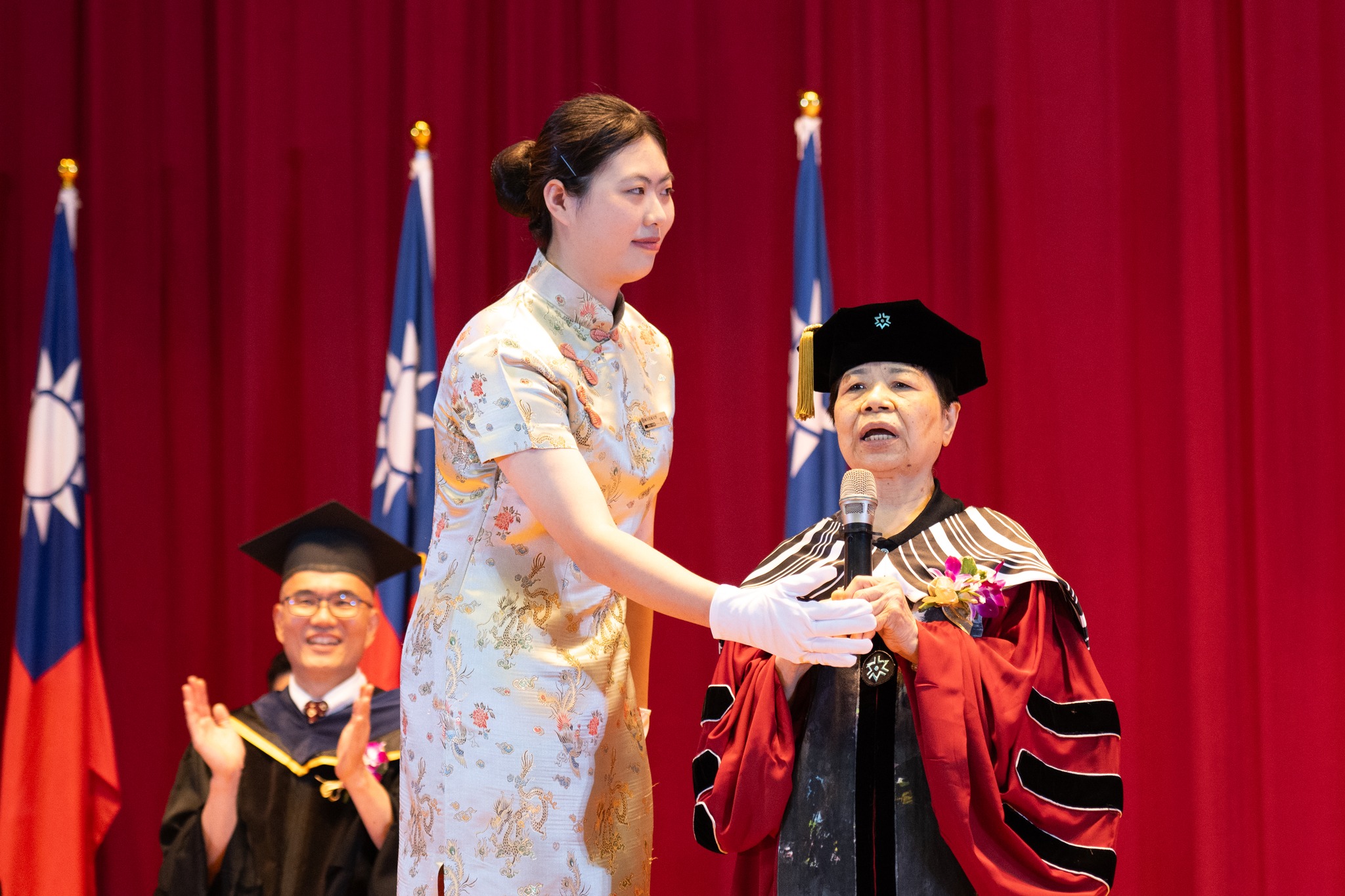 賣菜阿嬤陳樹菊今出席台東大學畢業典禮，並獲頒名譽博士學位。（翻攝自台東大學臉書）