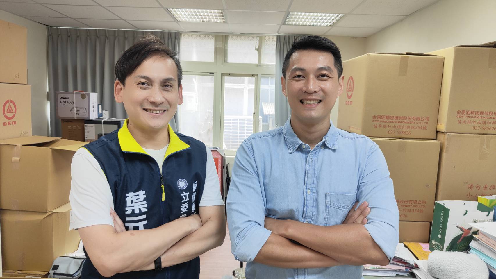 吳達偉（右）表態這次不參選立委，全力支持葉元之（左），讓藍白整合出現在新北市板橋東區。（葉元之提供）