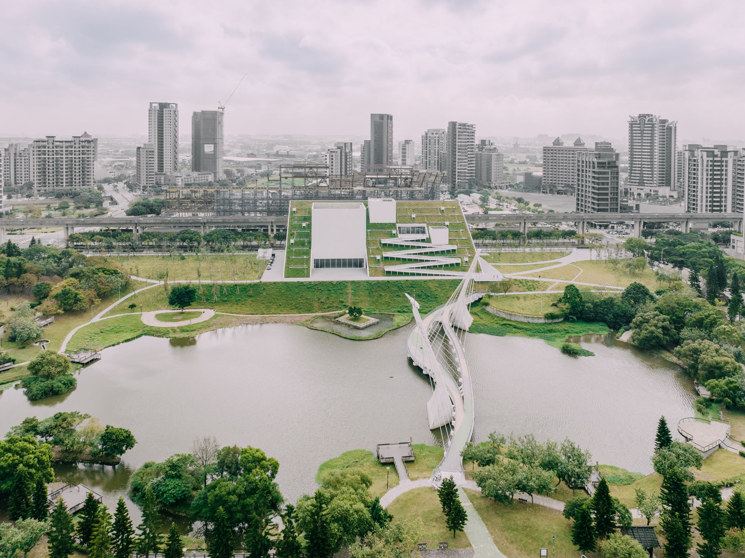 兒美館緊鄰青塘園,結合水景、綠意及藝術地景,成為親子共遊熱門景點。(圖/桃園市立美術館提供、吳俊毅拍攝)