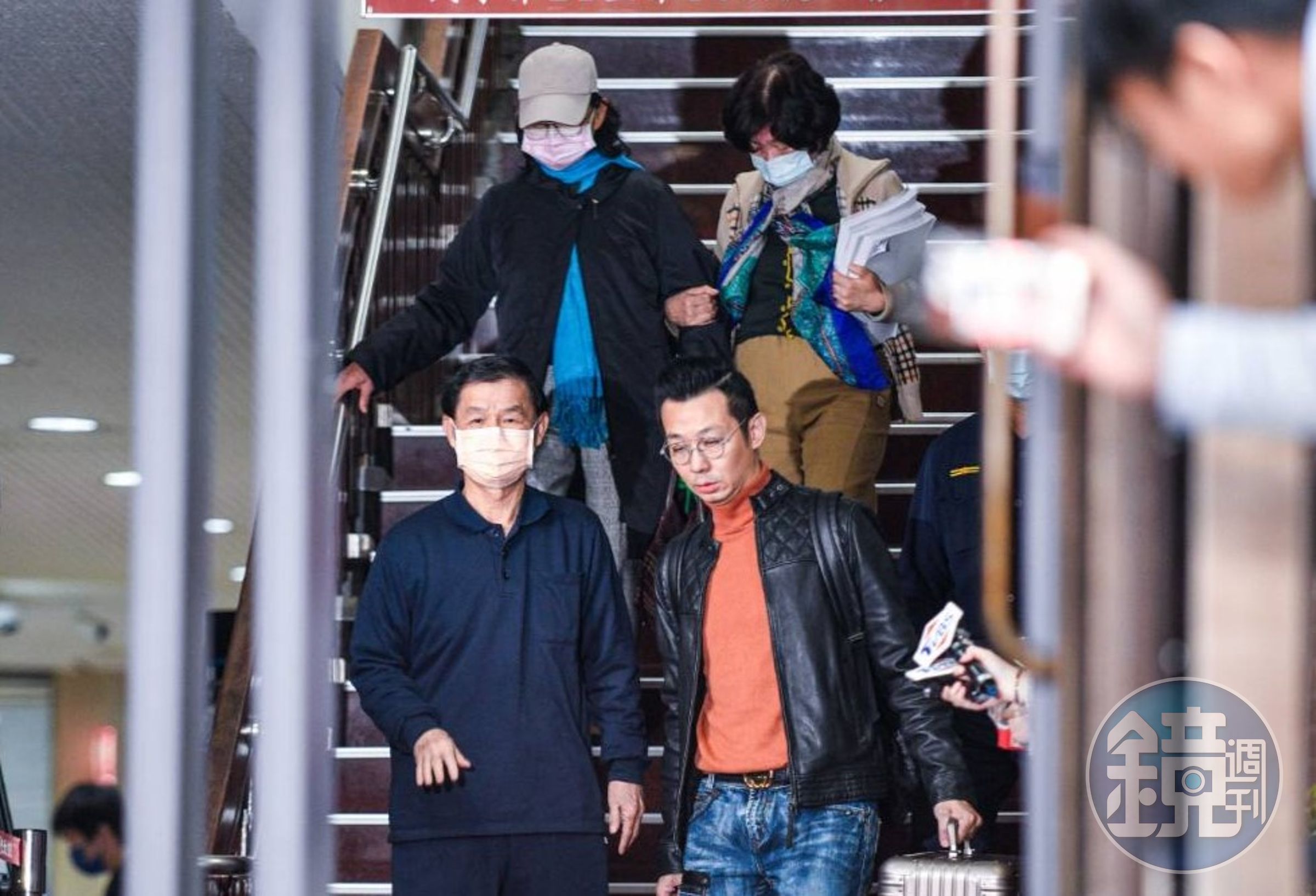 彭振聲去年12月底被以500萬元交保,妻子謝夏蕎當時走在他的身後。(本刊資料照)