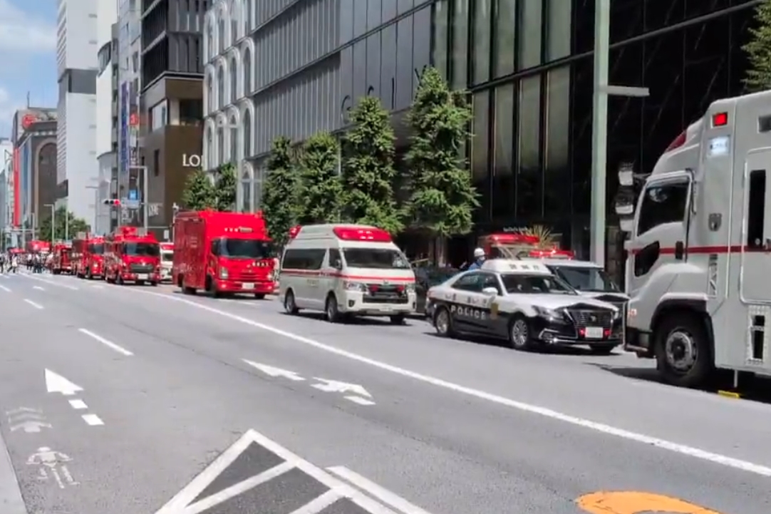 警視廳與東京消防廳接獲報案後不敢大意,立即出動消防車與10多輛救護車趕往現場救援。(翻攝自@ino34_r X)