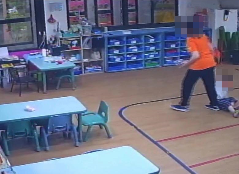 高雄市有幼兒園爆出兒虐事件，職員對3歲幼童拉手臂拖行。（翻攝自李雅慧臉書）
