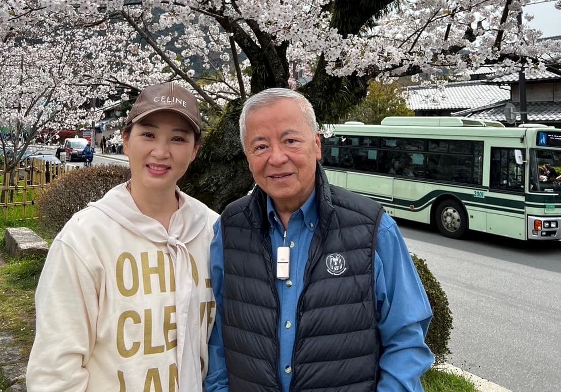 郁方（左）的公公陳君毅（右）日前在土耳其郵輪猝逝，遺體預計以棺木運回台灣火化。（翻攝臉書「好門媳婦的秘密生活郁小方」）