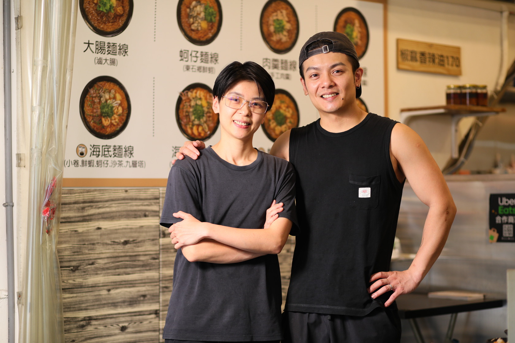劉羿伶（左）與劉書豪（右）兩姐弟一起經營小店，從湯頭到用料都不馬虎。