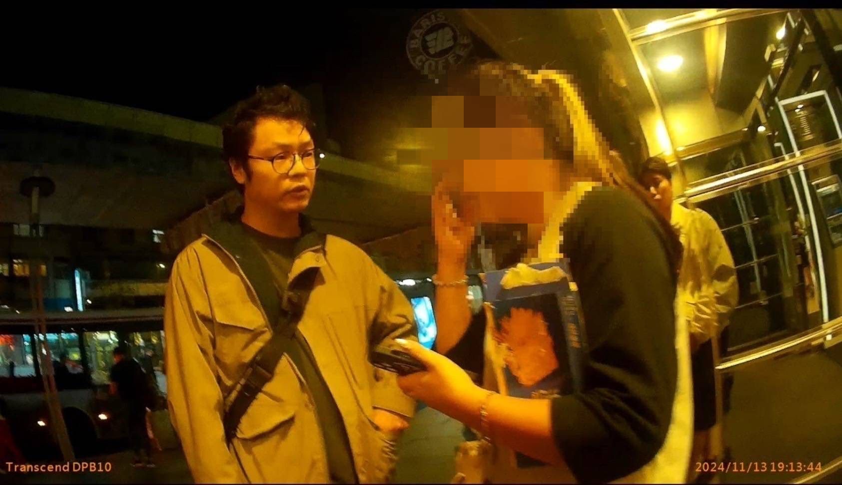 警方於銀行ATM前發現女子提領現金異常。（內湖分局提供）