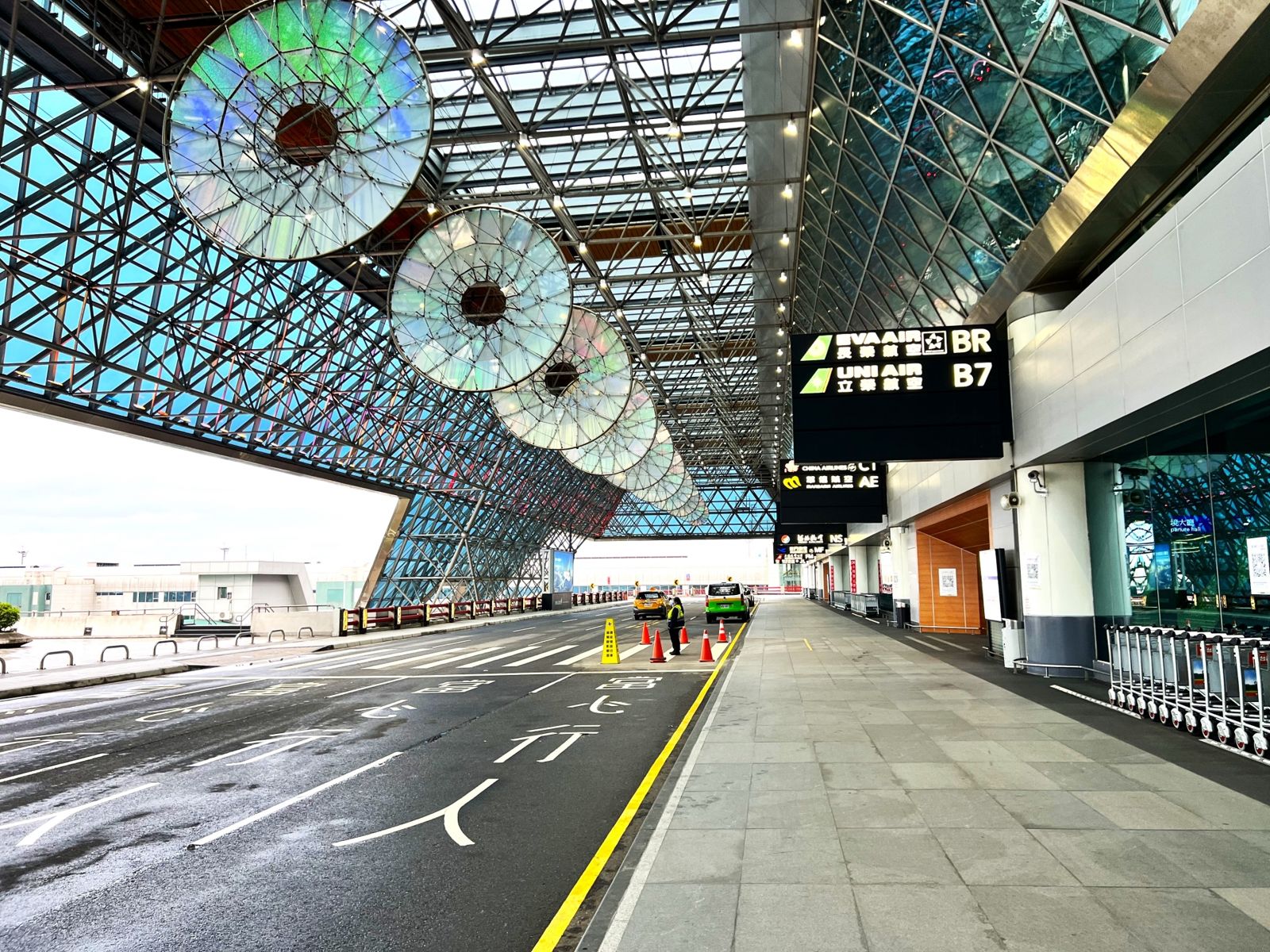 巴威颱風掃空桃園機場!罕見連2天颱風假 760航班全停飛