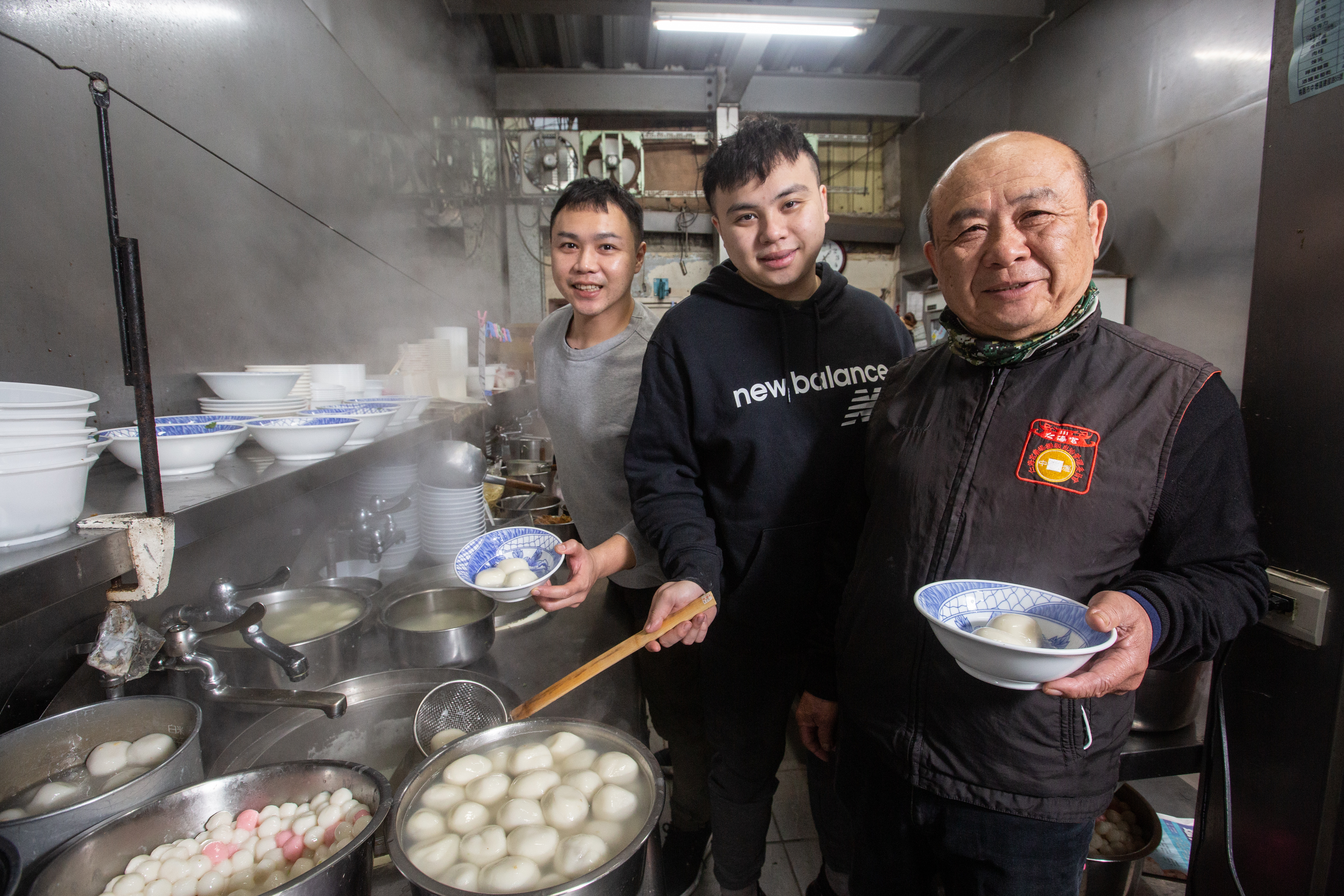 謝明宗（右）曾是六合彩組頭、PCB代工廠老闆，因為濟公指示賣起客家大湯圓，次子謝汪翔（左）與么兒謝宇晏（中）都在店裡幫忙。