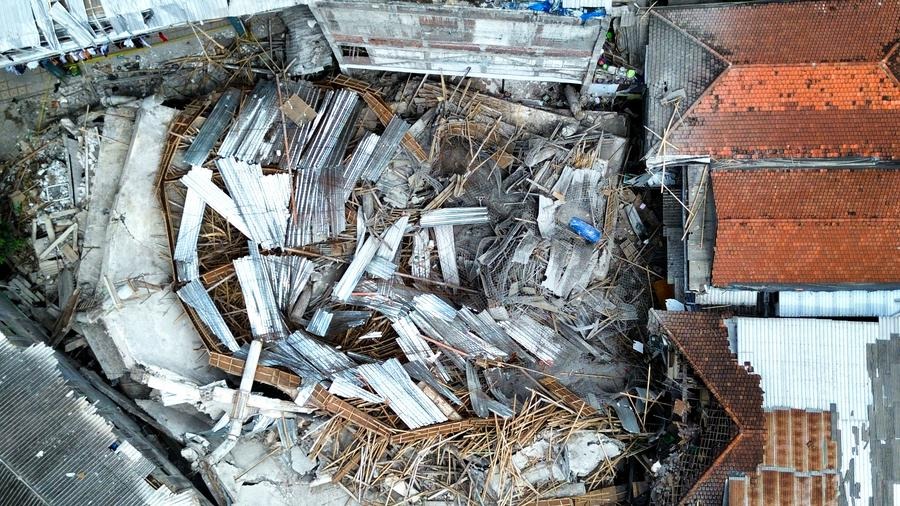 印尼哇島東部一所伊斯蘭寄宿學校嚴重坍塌。（翻攝自新華網）