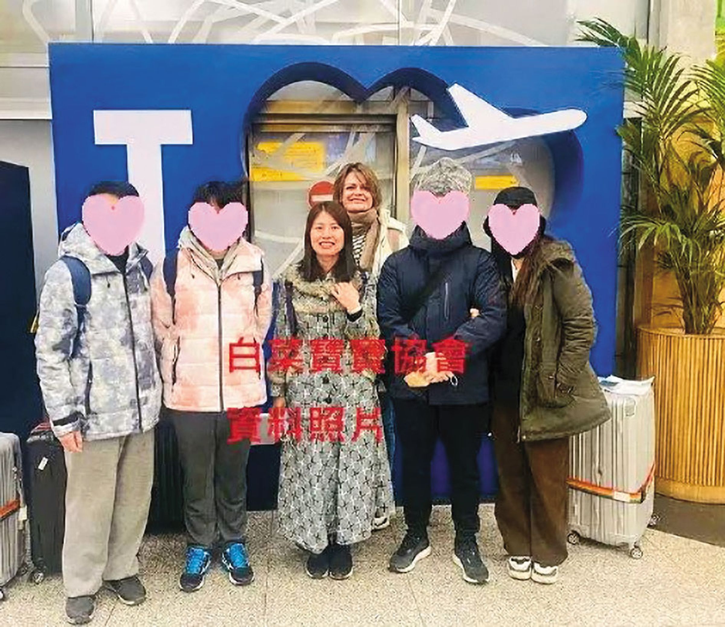 白菜寶寶協會官網上，有許多吳素慧帶著委託人前往國外尋求代孕的照片。（翻攝白菜寶寶協會官網）