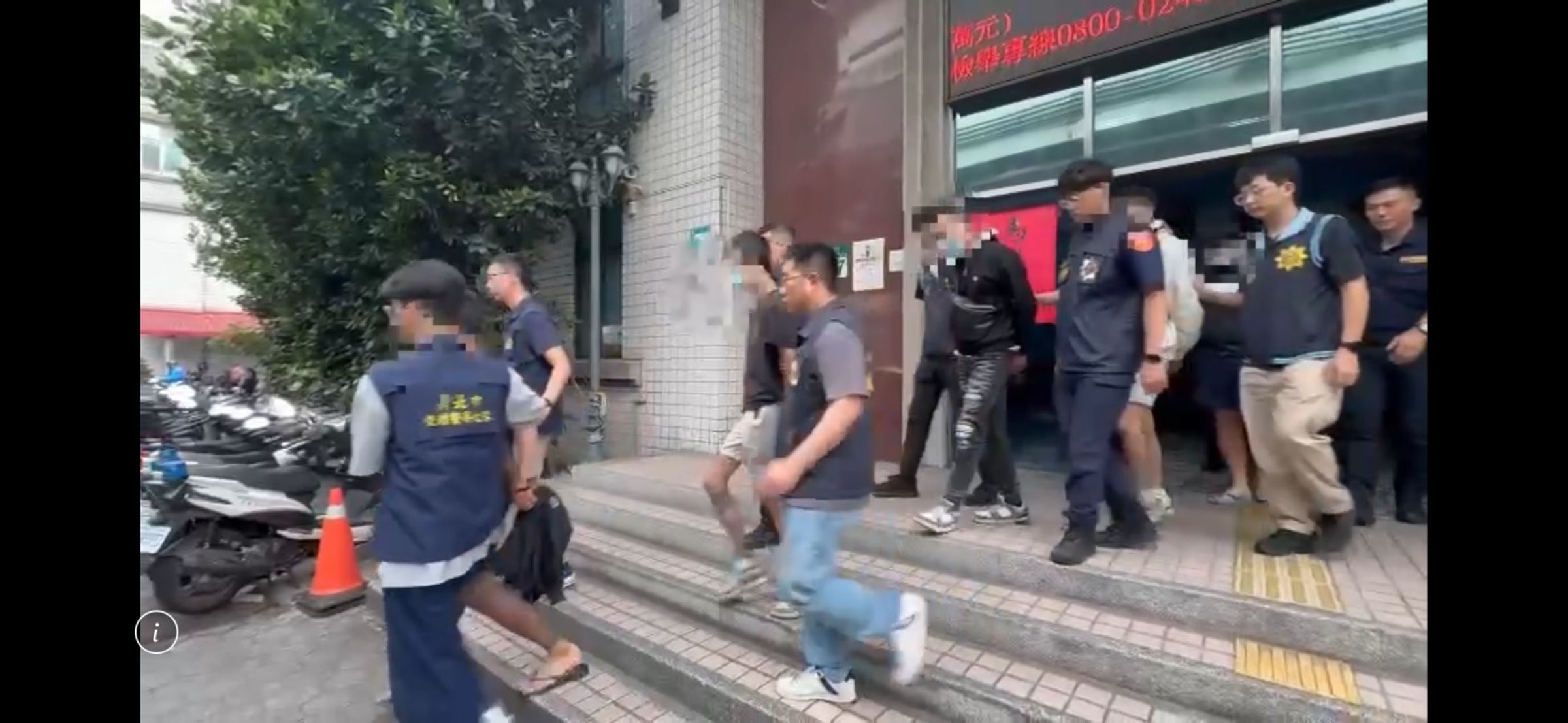 警方掃蕩飆車族,逮捕52人,查扣32部競速改裝機車。翻攝畫面