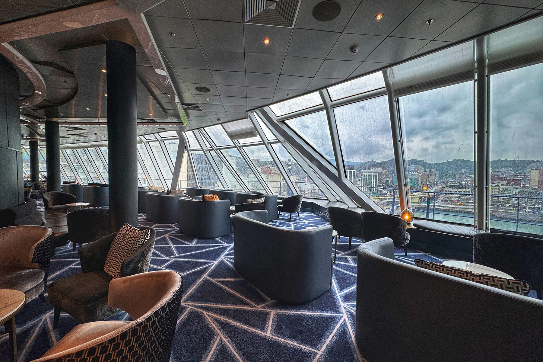 位在12樓船頭的Spinnaker Lounge，擁有可飽覽廣闊海景的窗景。