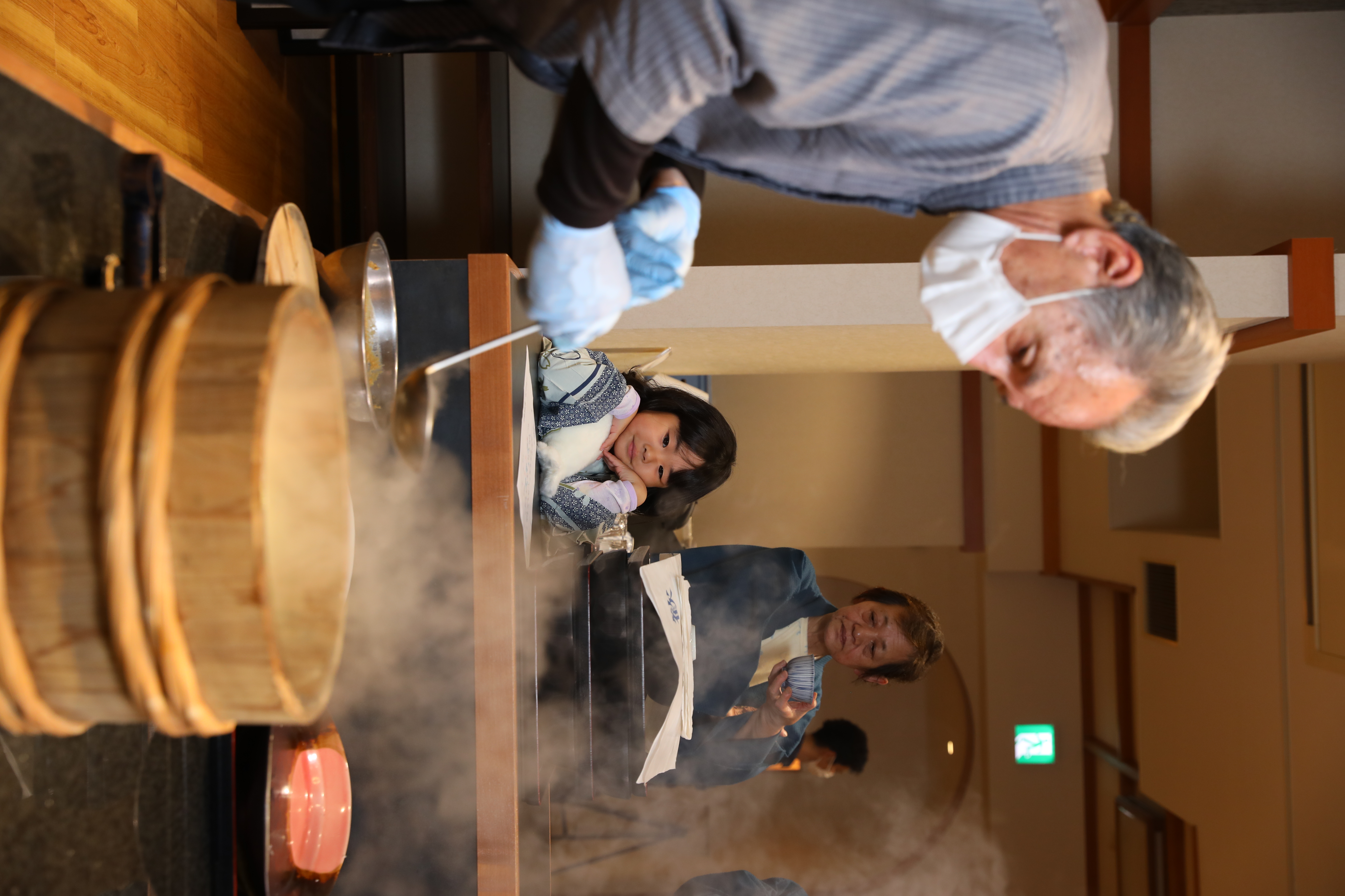 祖孫都聚精會神欣賞主廚用味噌為魚湯調味。