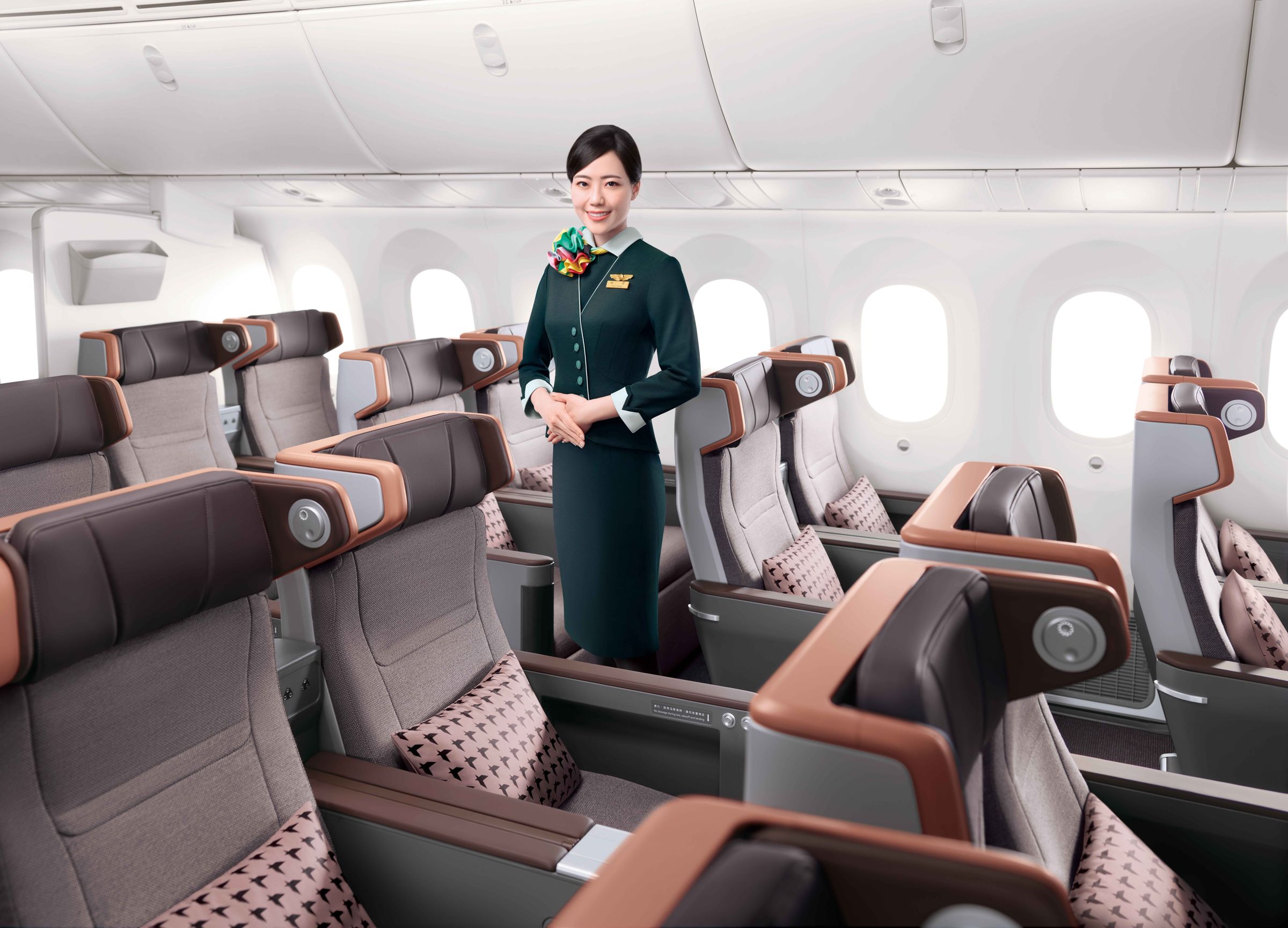 長榮航空桃園-美國首府華盛頓航線將採用三艙等配置之波音787-9機型飛航,除了商務艙及經濟艙,同時也配備類比商務艙規格的「全新第四代豪華經濟艙」,提供兼具優雅與舒適的客艙體驗。