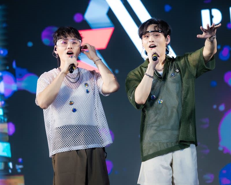 展榮（左）、展瑞著洞洞衣及護目鏡在潑水節演出（星展娛樂提供）