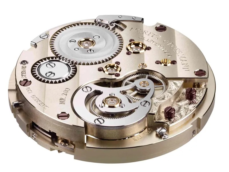 德國銀結合倒角與珍珠紋工藝，展現Moritz Grossmann機芯深具復古韻味的質感層次。