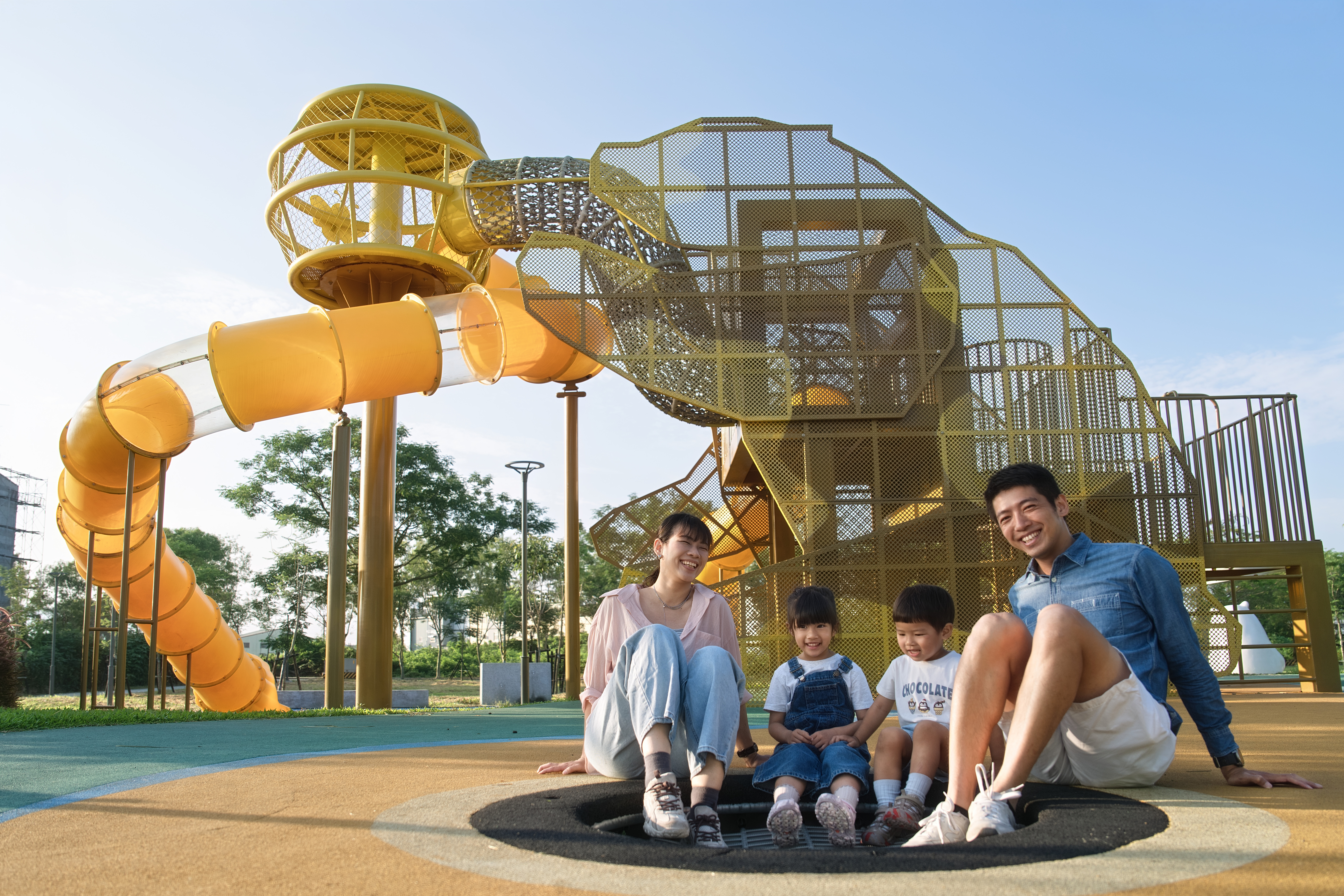 公園裡的笑聲此起彼落,生活的風景也在其中展開。(攝影/陳巧羚)