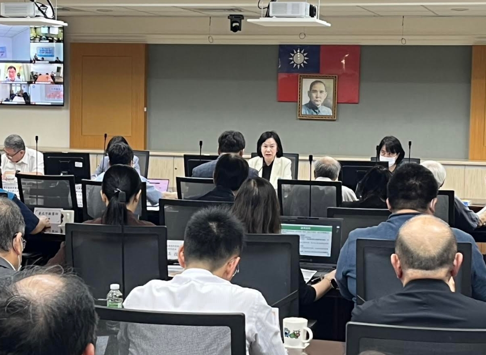 農業部次長杜文珍姿態柔軟，以舉手表決制通過動物用藥新制延後上路。（農業部提供）