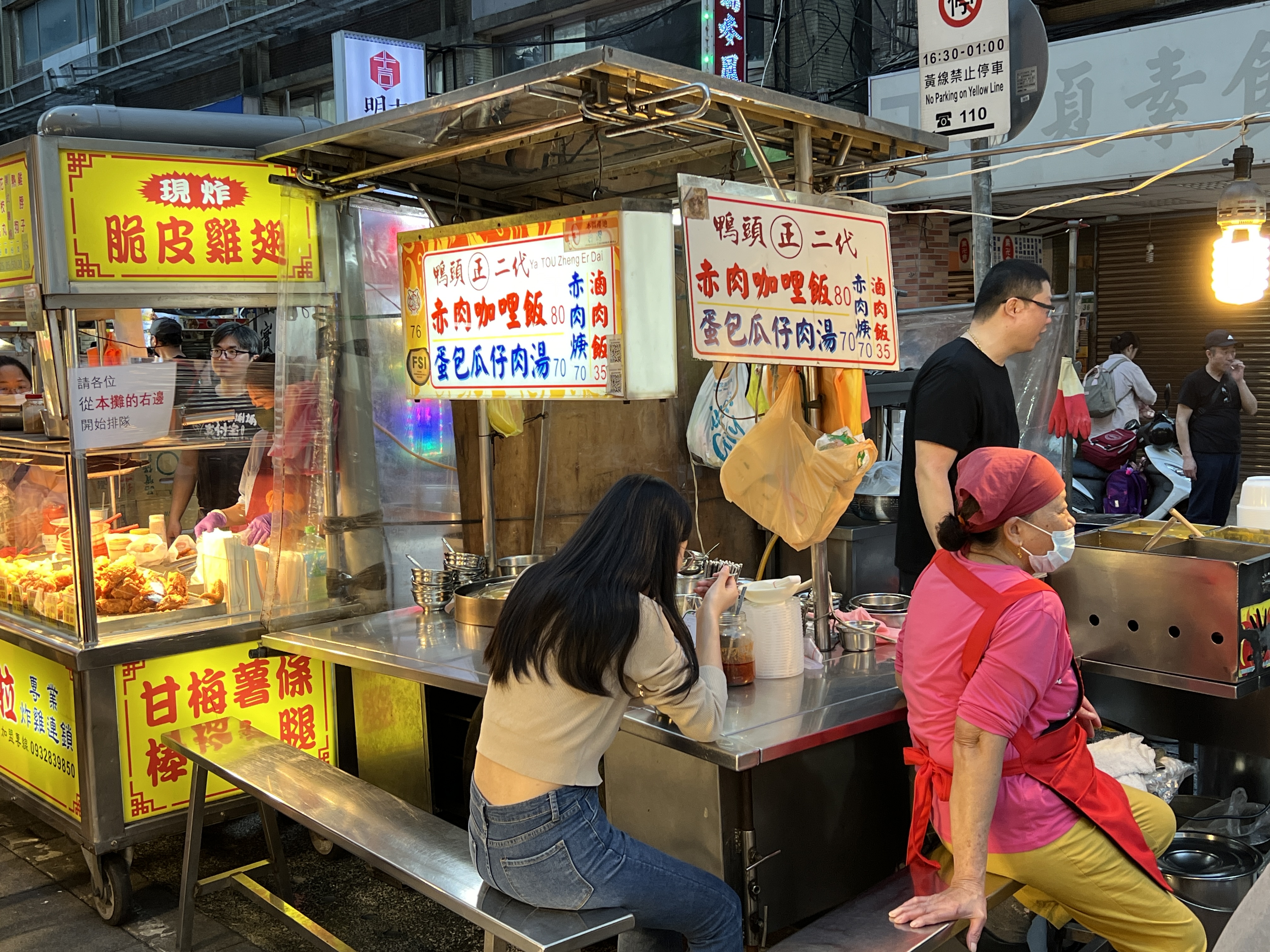 寧夏夜市裡的「鴨頭正二代」，主賣赤肉咖哩飯，但滷肉飯也做得出色。