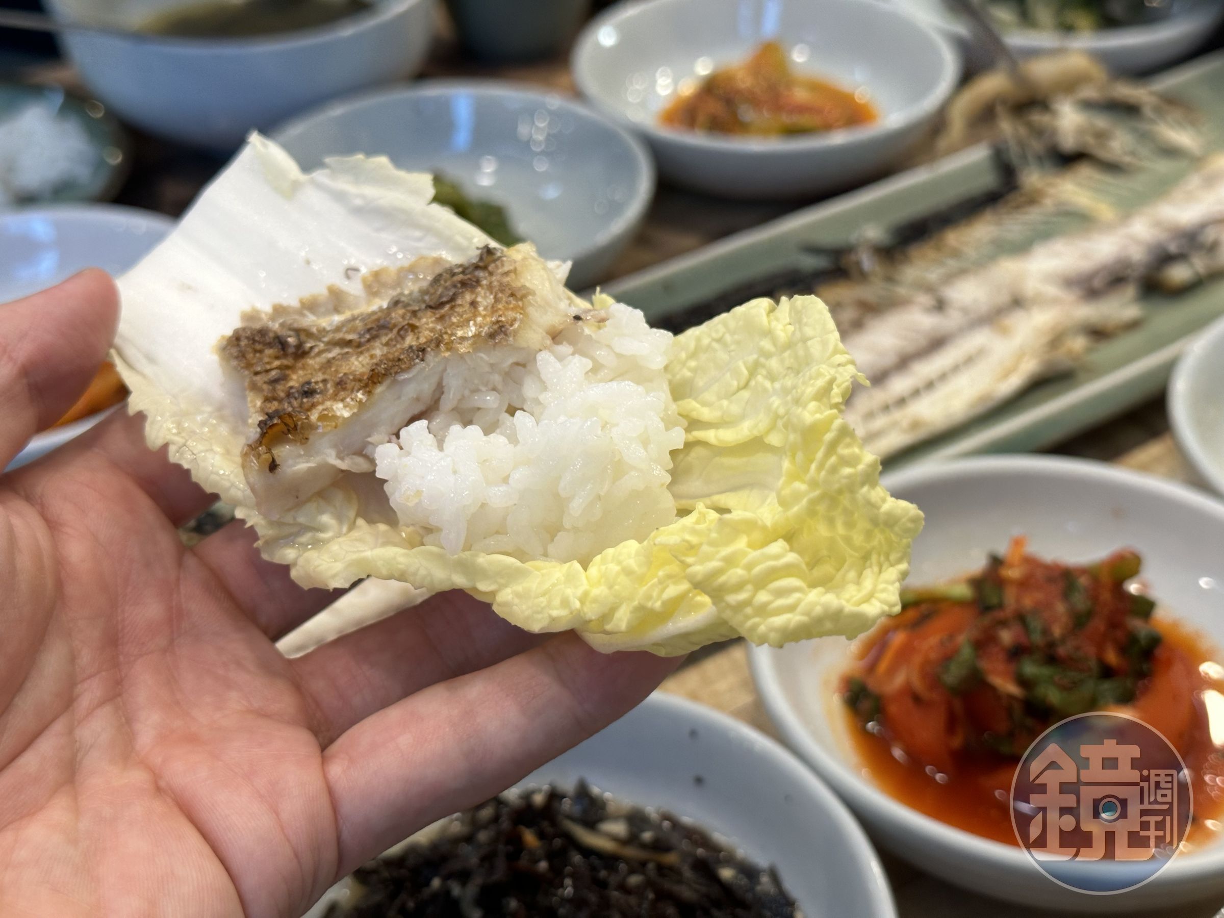 用生菜包著米飯和魚肉一口吃,風味清爽許多。