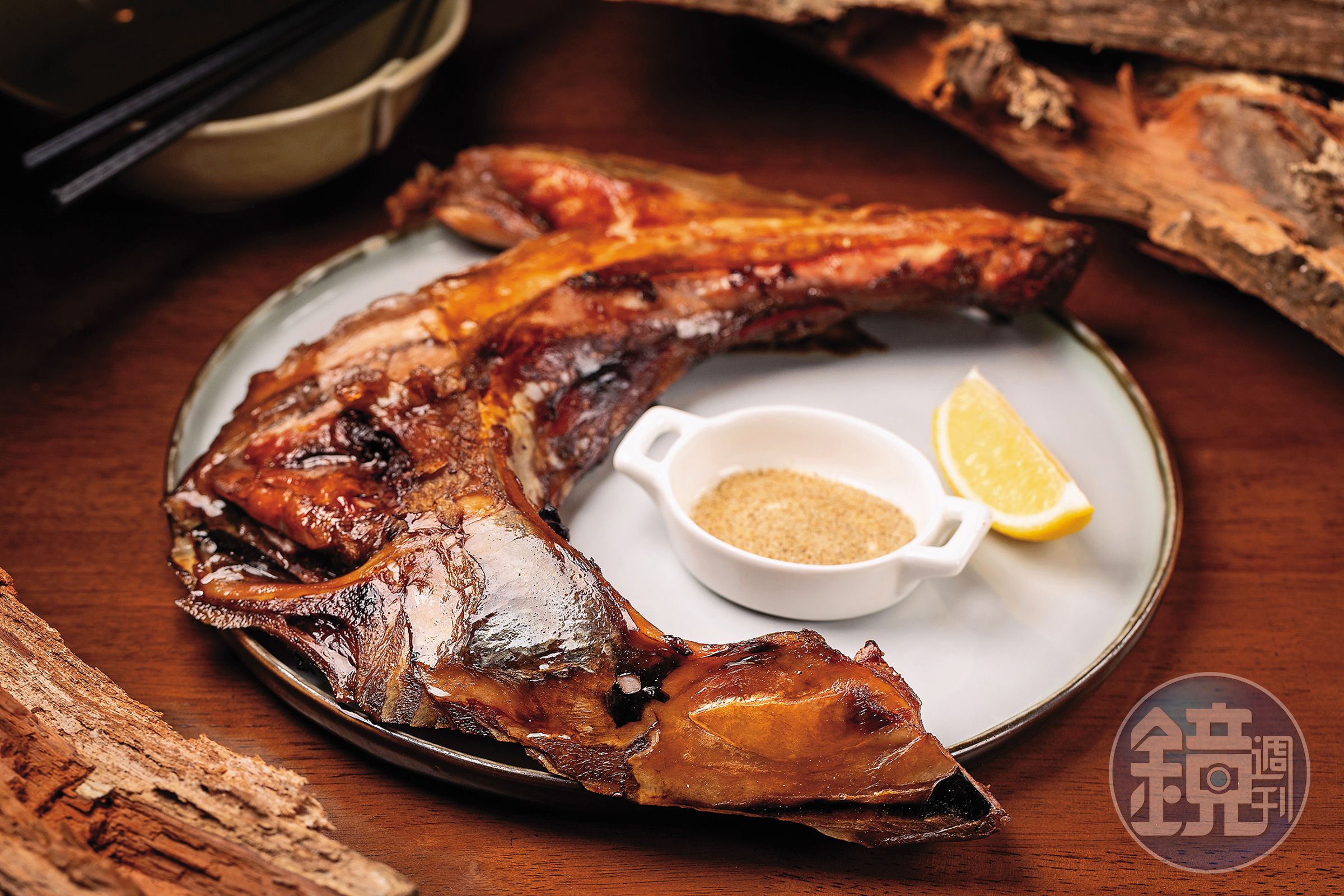 嘉義好食實驗所的招牌料理「成功漁港 鮪魚戰斧」，將整塊鮪魚下巴以直火燻烤30分鐘，豪邁中藏著細膩滋味。（399元／份）