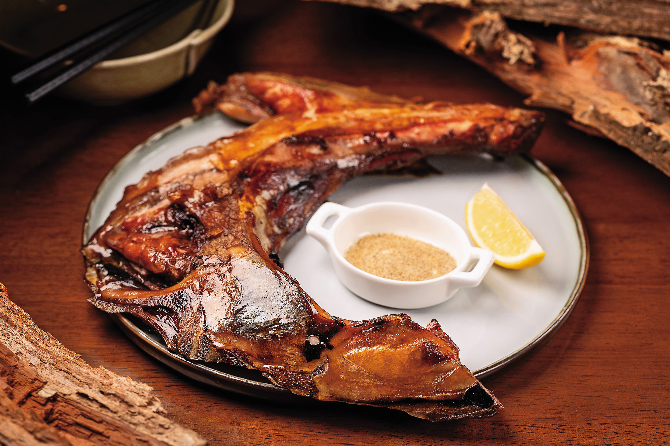 嘉義好食實驗所的招牌料理「成功漁港 鮪魚戰斧」，將整塊鮪魚下巴以直火燻烤30分鐘，豪邁中藏著細膩滋味。（399元／份）