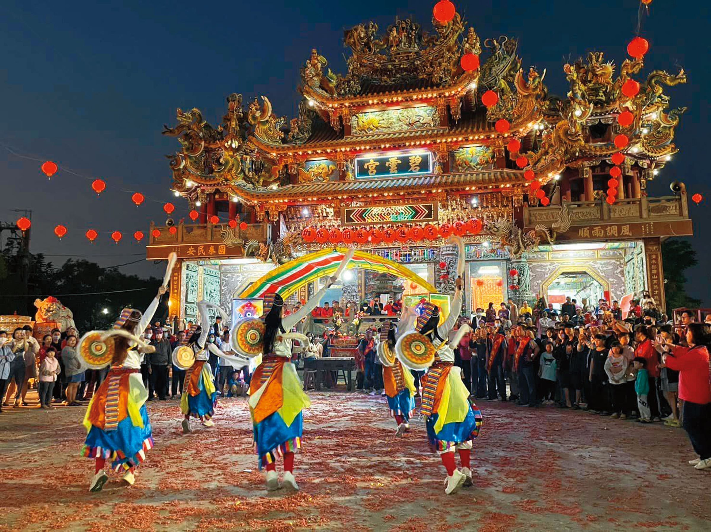 我們訪談數名東方藝術團前團員，她們皆表示，加入舞團、出陣表演，皆能賺取零用錢，只是每個人領到的金額往往不同。（翻攝東方藝術團臉書）