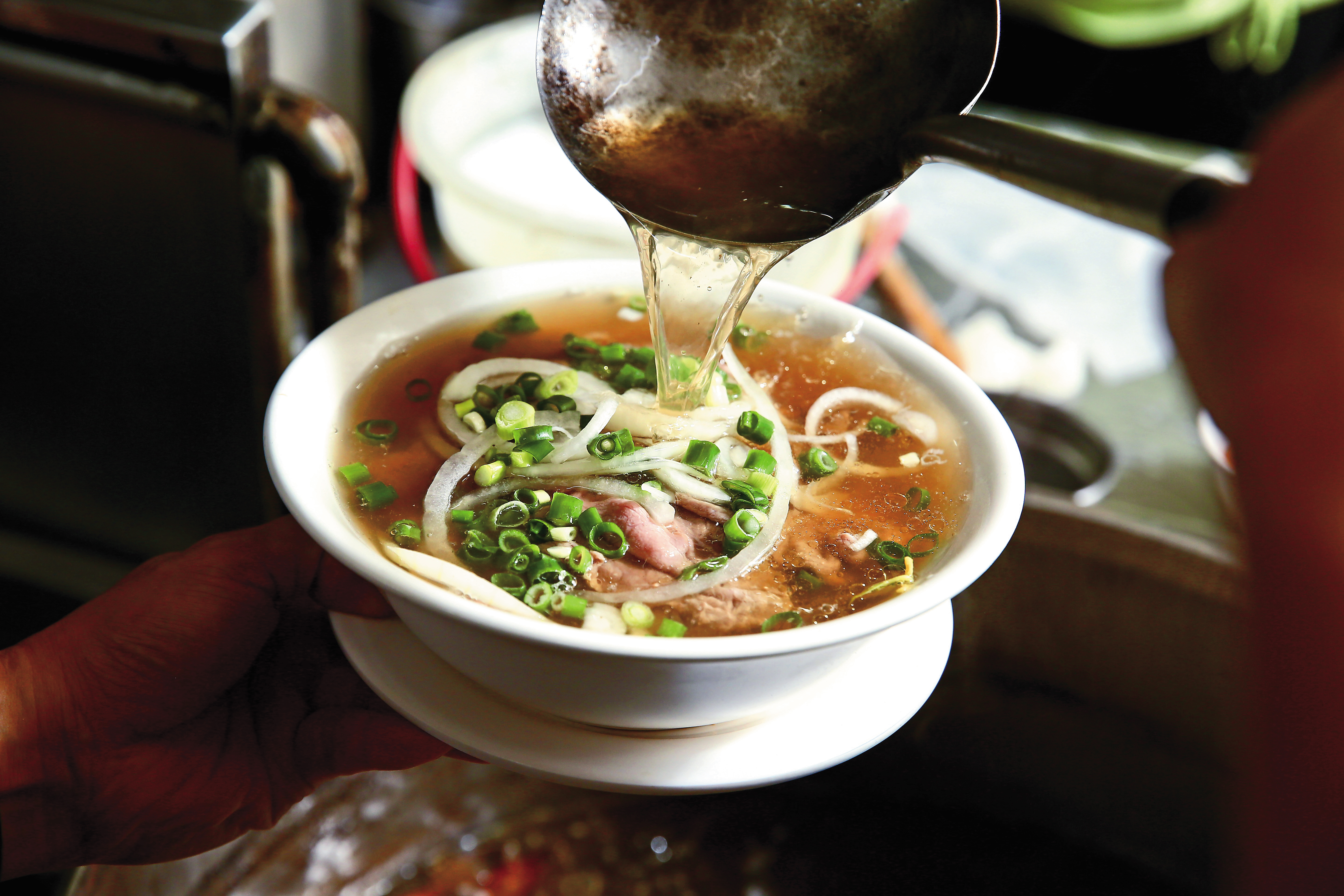牛肉河粉湯頭是靈魂,翠薪每天以牛大骨、中藥材、香料熬煮牛湯,清甜層次豐富。( 185元/份)