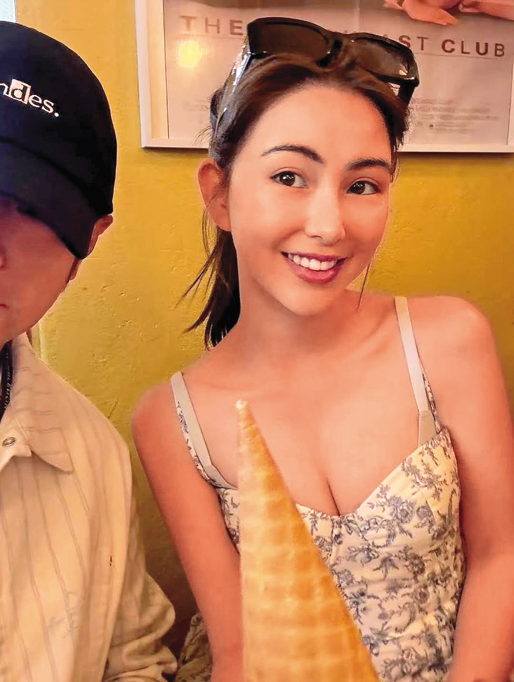 昆凌（右）過暑假「咪咪冒冒」，小編眼光都離不開了，哪還看得見旁邊被無情切割的周杰倫（左）？（翻攝自昆凌IG）