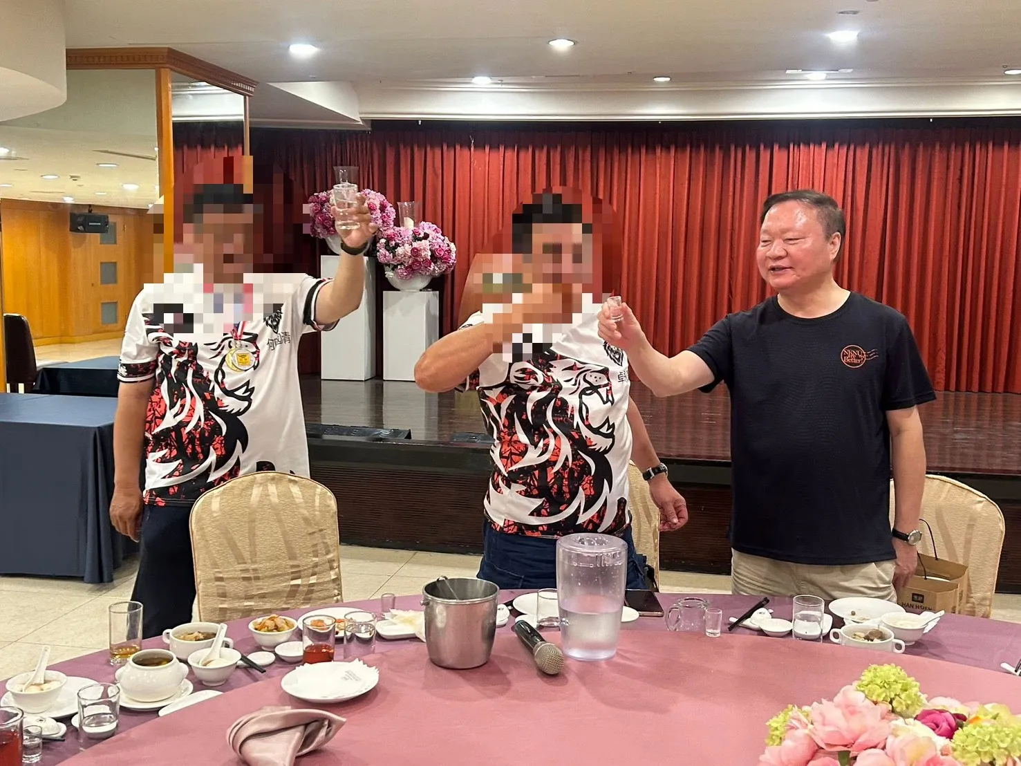 高師大校長王政彥(右)遭爆濫用公務車、夜夜笙歌，他駁斥稱行程都是公務活動。翻攝王政彥友人臉書