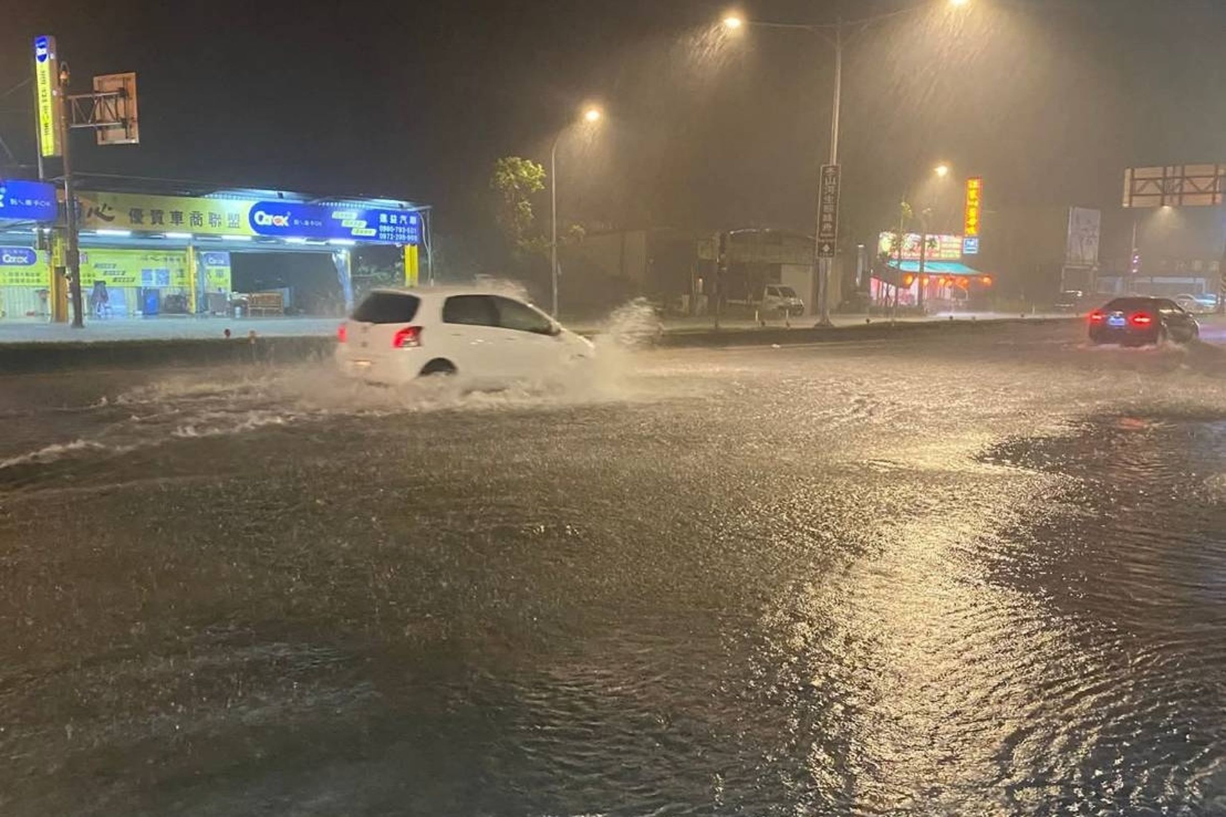 宜蘭冬山鄉因暴雨淹水。（翻攝自記者爆料網）