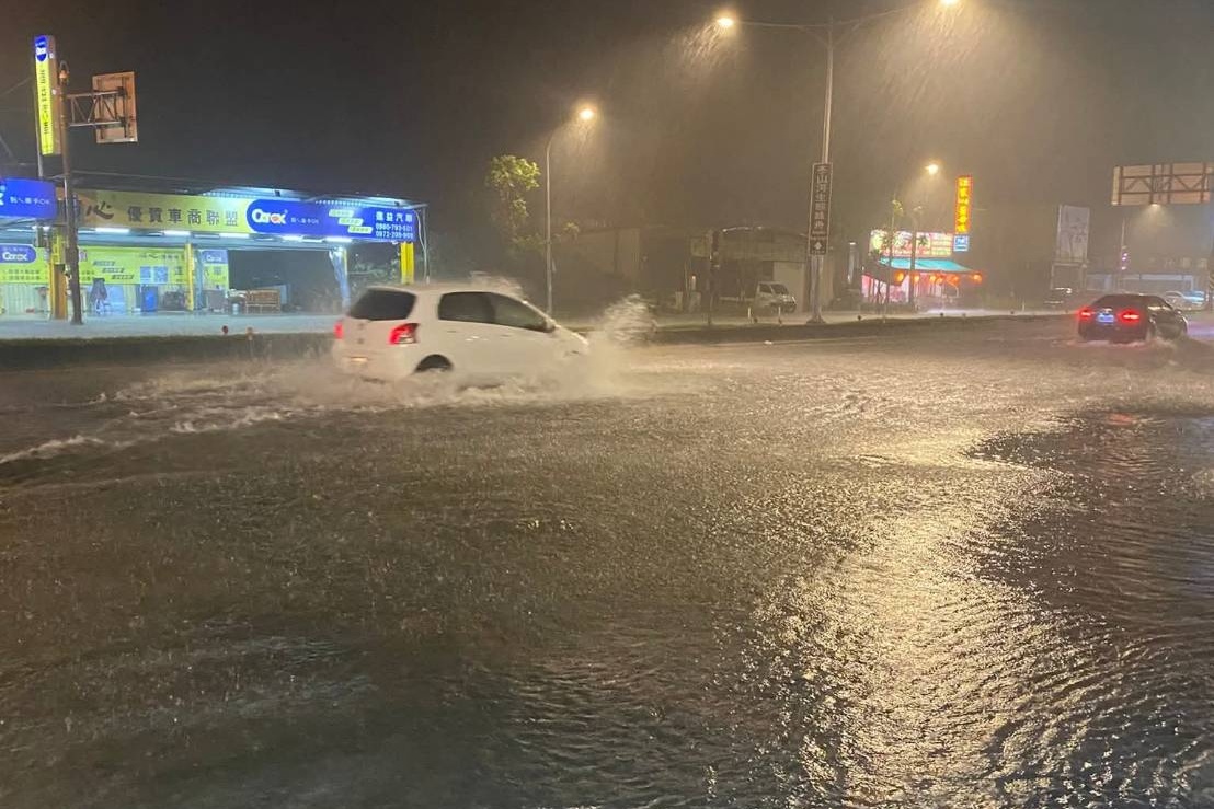 宜蘭冬山鄉因暴雨淹水。（翻攝自記者爆料網）