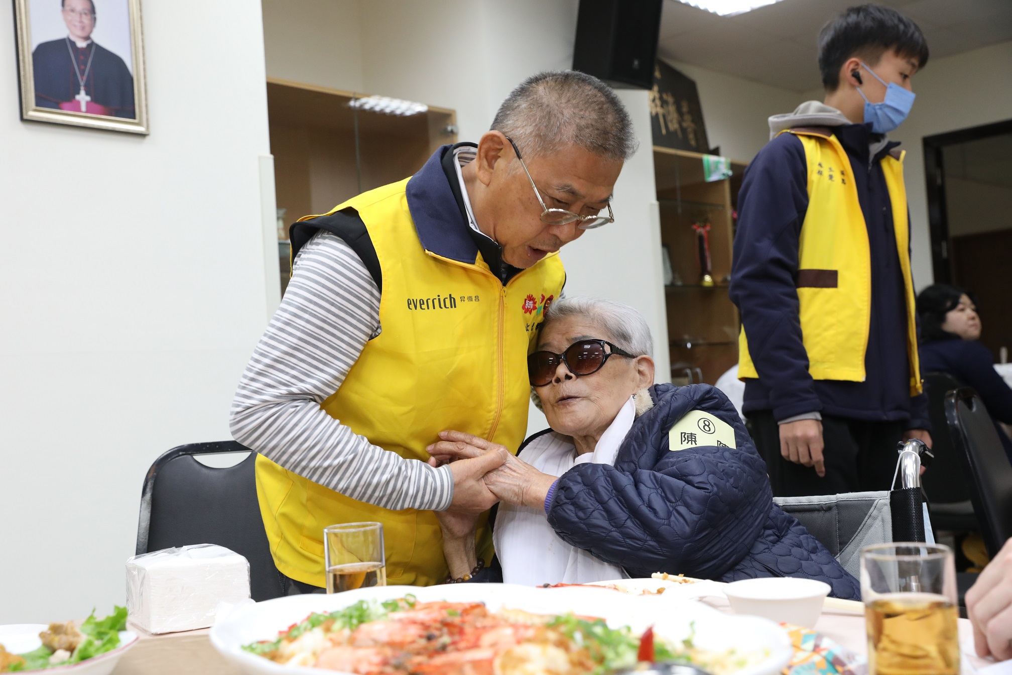 昇恆昌董事長江松樺來到八里天主教安老院,不僅與長輩們噓寒問暖、關心近況,還提前送上水果、餅乾零食等物資,並與大家一起年前相聚圍爐過好年。(攝影:蘇立坤 )