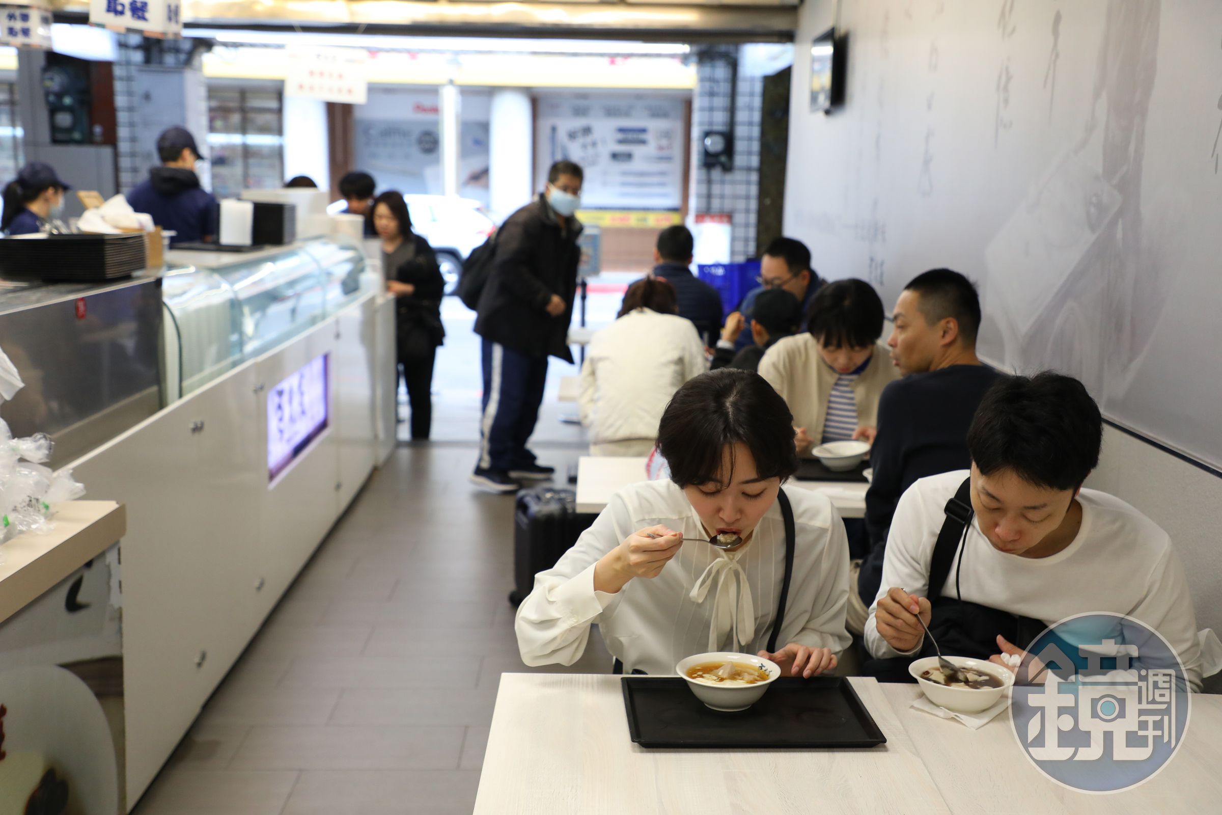 豆花莊每日上午開始營業後，門口就排滿絡繹不絕的人潮。