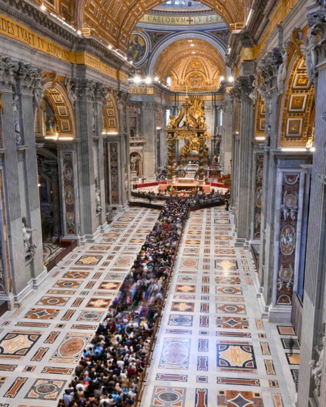 目前眾多教友聚集梵蒂岡聖伯多祿大殿，瞻仰方濟各儀容。（翻攝X＠VaticanNews）