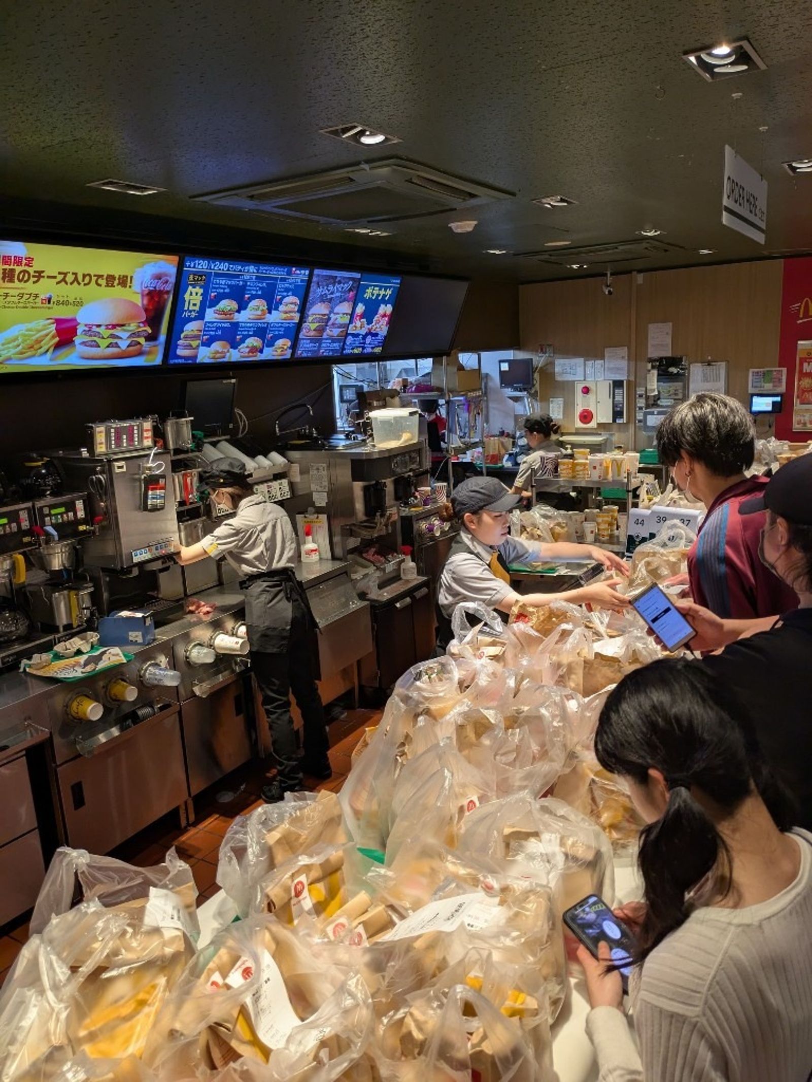 有顧客只為玩具前來,拿走玩具後將餐點棄置,引發浪費食物問題。(翻攝自X)