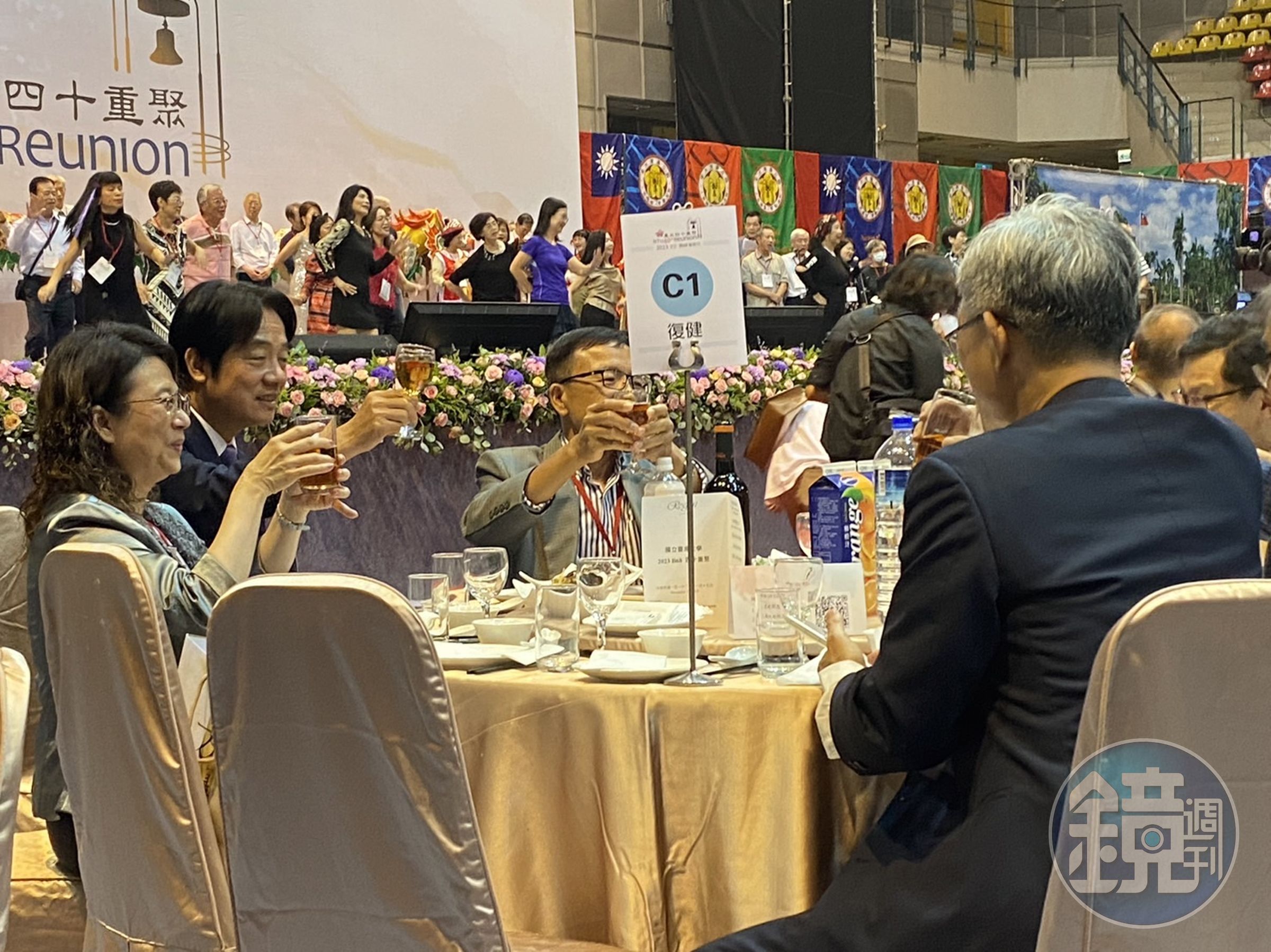 賴清德今（15日）出席「台大40重聚」校友晚宴，但和同場的國民黨主席朱立倫零互動。（讀者提供）