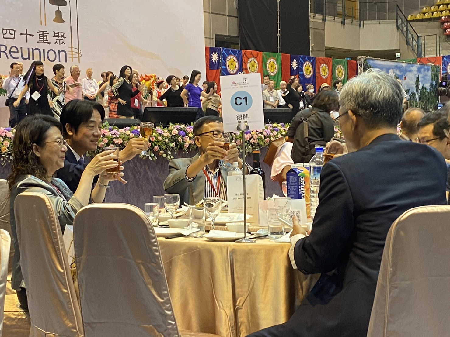 賴清德今（15日）出席「台大40重聚」校友晚宴，但和同場的國民黨主席朱立倫零互動。（讀者提供）