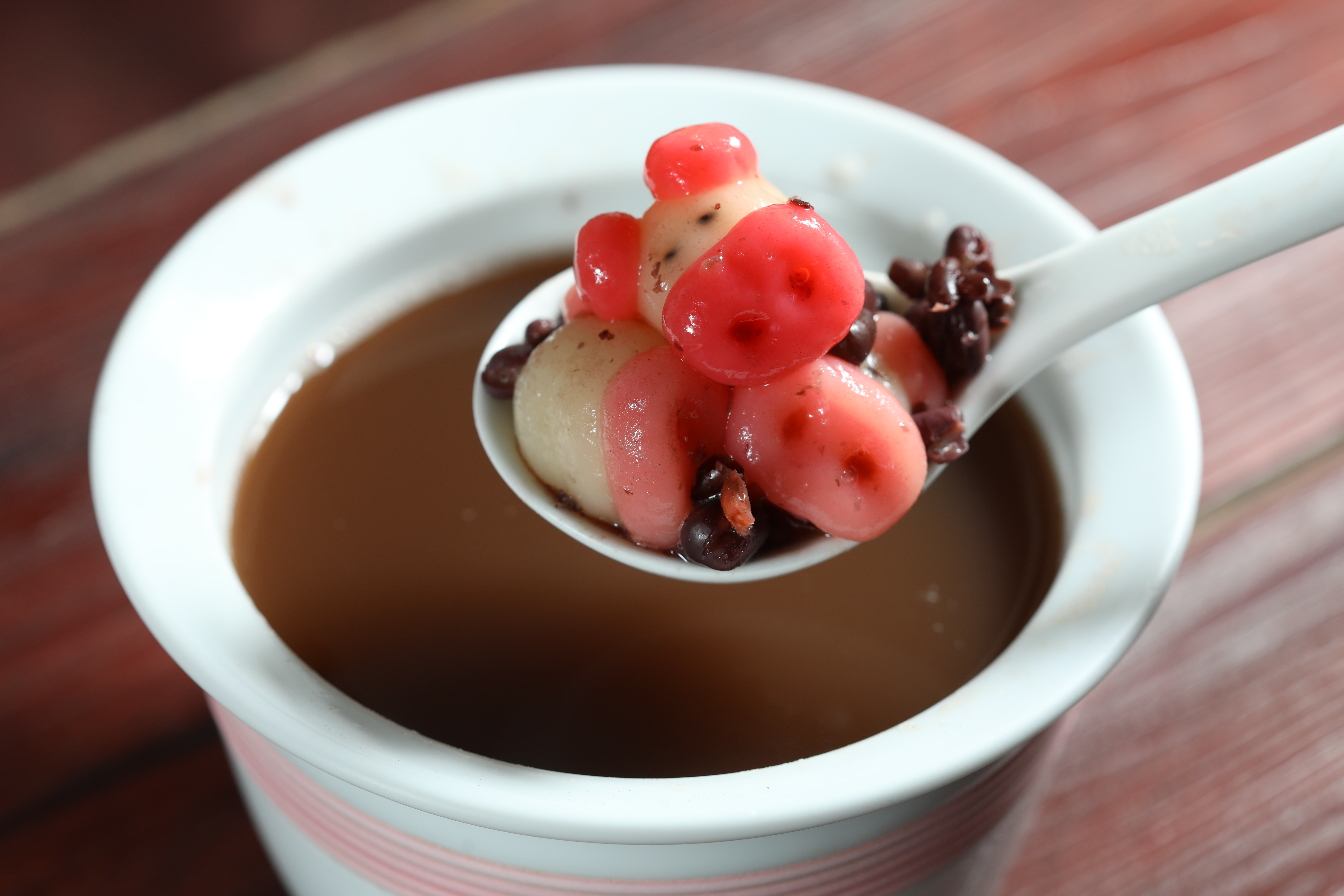 吳厝傳統豆花的可愛招牌小豬湯圓，每一隻都是手工捏製。