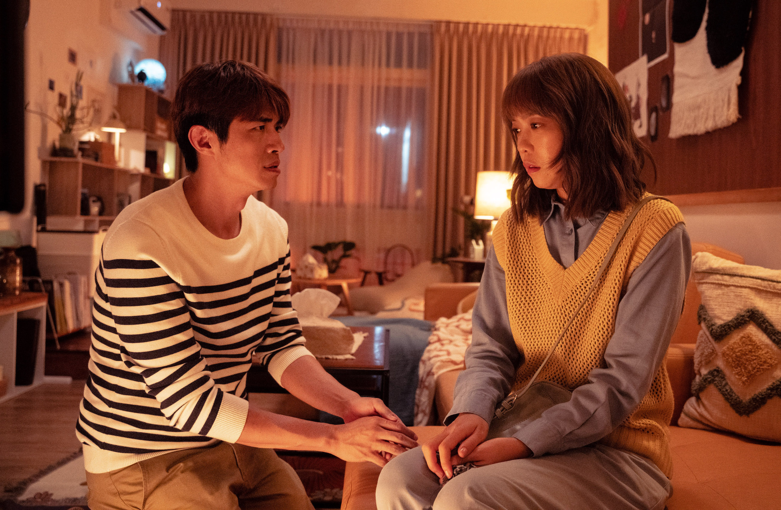 女星李霈瑜（大霈）在新戲《喝酒吧！笨蛋》因目睹男友劈腿，借酒澆愁。（逆光電影提供）