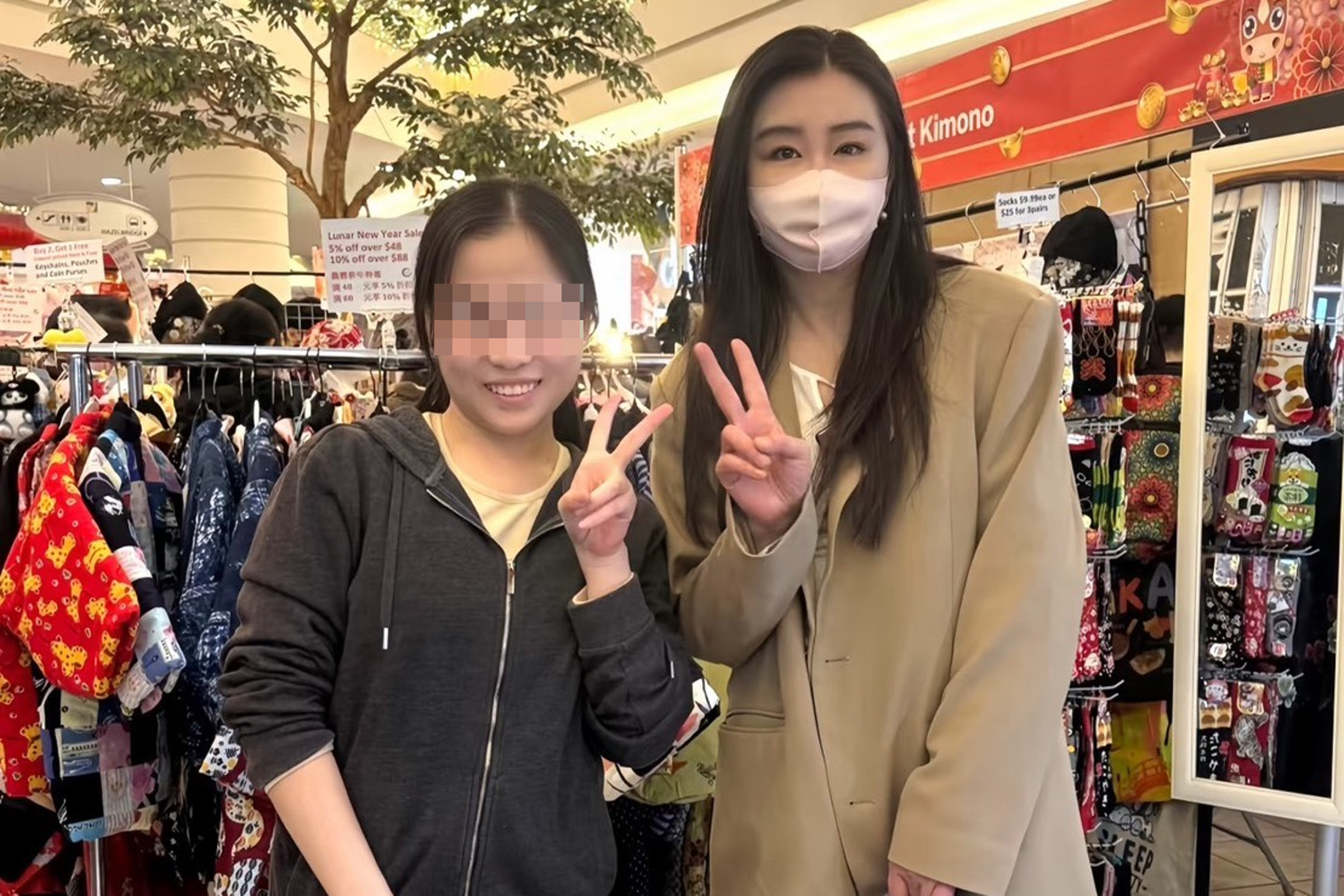 王祖賢（右）親切與店員合照，沒有巨星架子。（翻攝小紅書）
