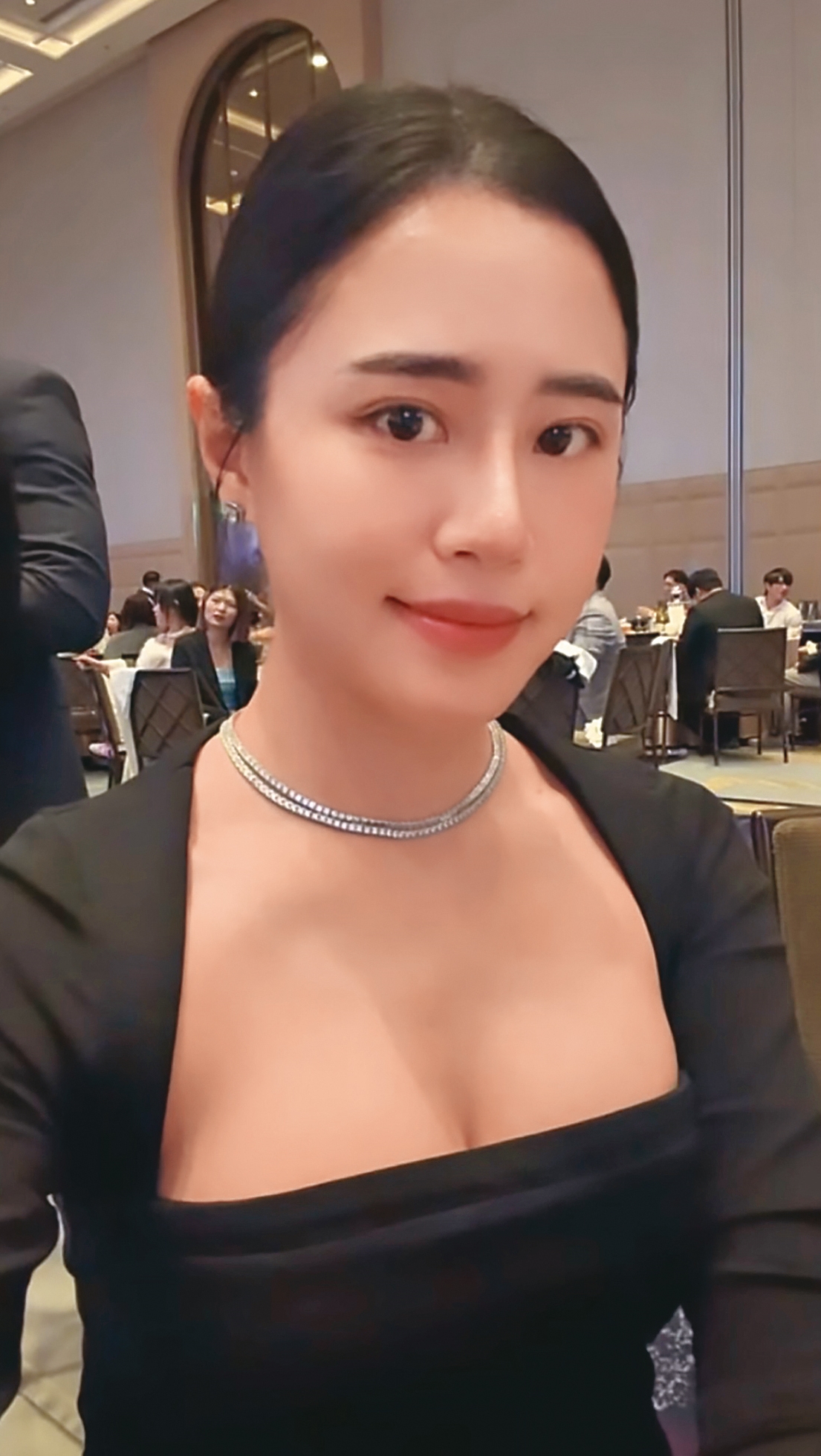 李郁涵常穿著光鮮亮麗出席各大晚宴。(讀者提供)