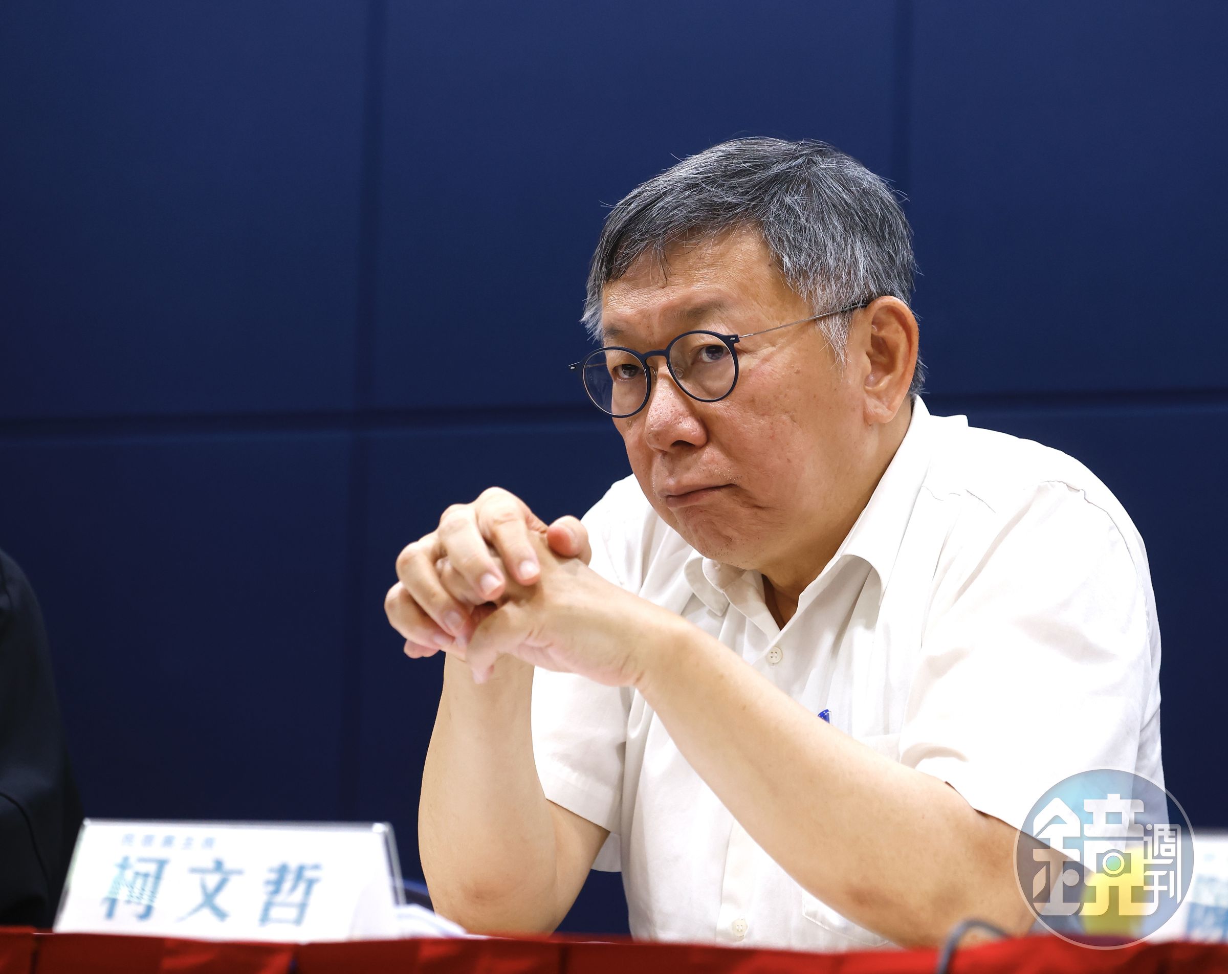 柯文哲在競選總統期間,向「大愛素食天地」購買96餘萬元便當,民眾黨副祕書長許甫則是秀單據解釋是兩筆帳目「誤登」。