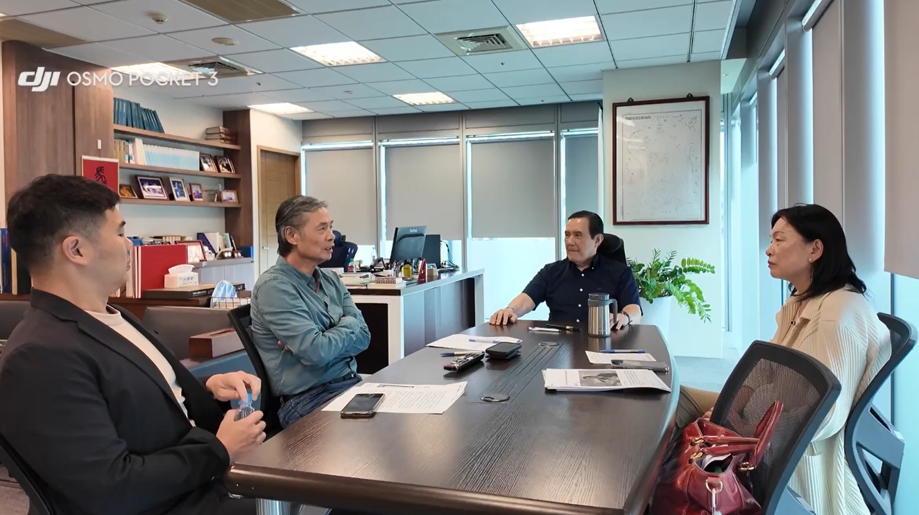 金溥聰和戴遐齡陪同馬英九拍片問答，否認失智傳言，直說這是蕭旭岑藉口。（馬辦提供）