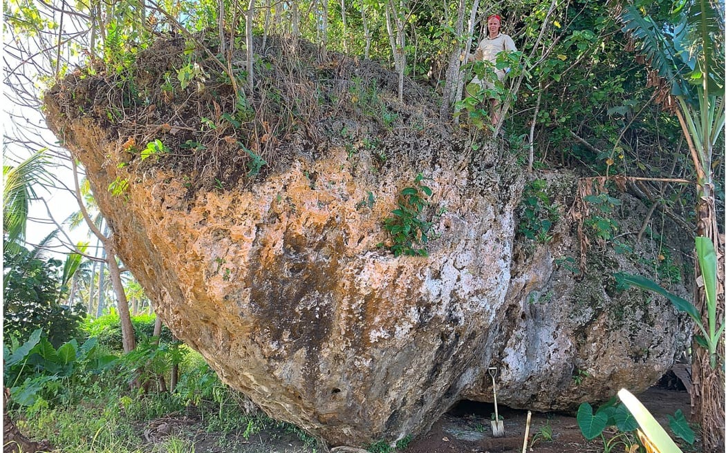 科學家近期在東加發現一塊名為「Maka Lahi」的巨石，意外揭露史前災難規模。（翻攝畫面）