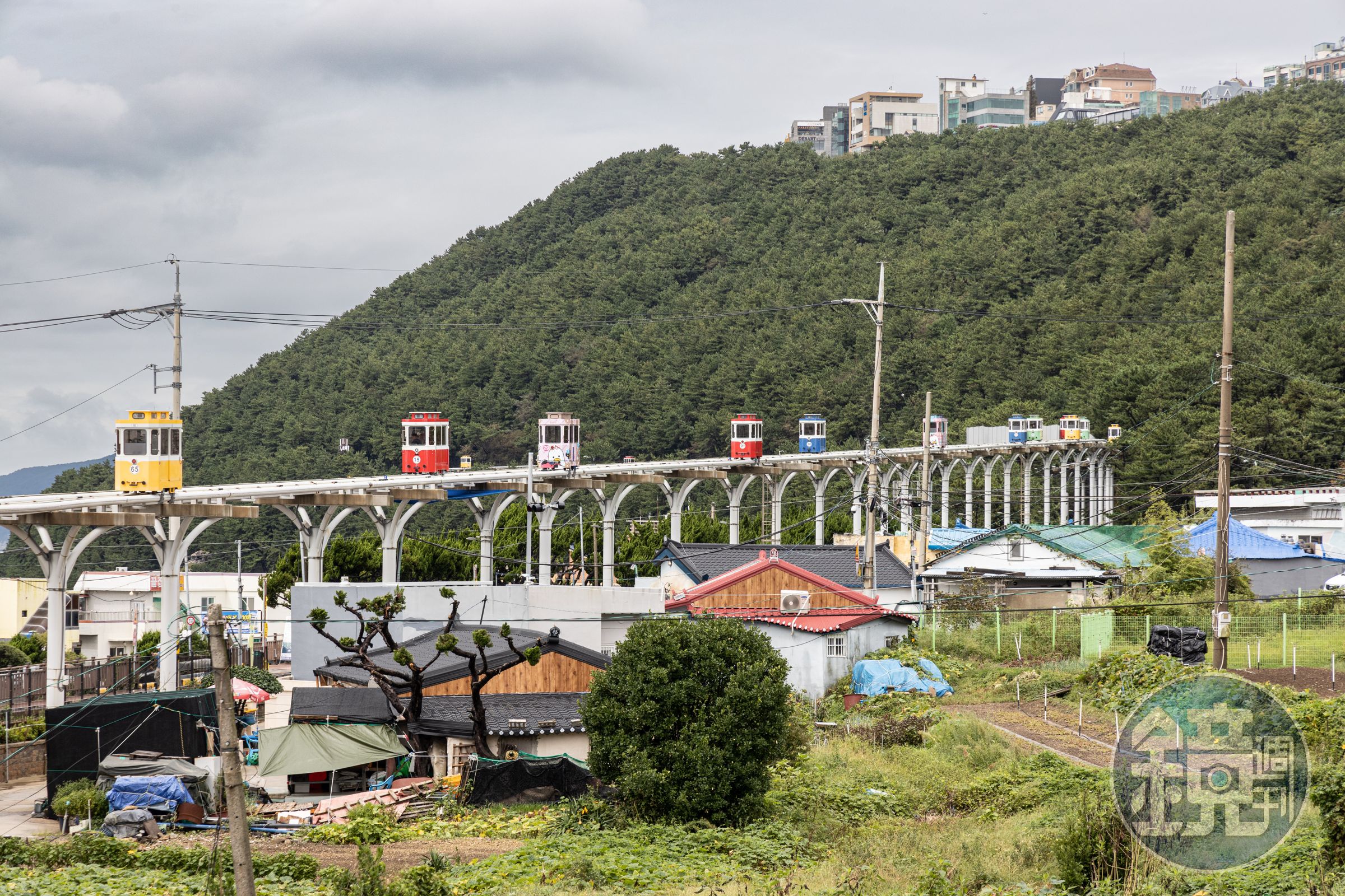 膠囊列車以時速15公里的緩慢節奏,沿著海岸線進入市區。