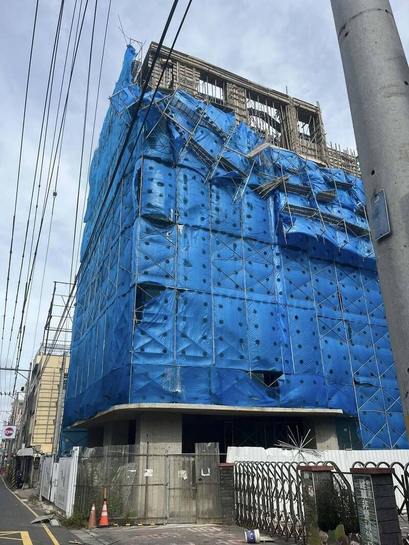 寶山路一處建案的鷹架也被強風吹得劇烈搖晃,多段鋼架鬆脫垂掛。(翻攝自建華里長林宸玉臉書)