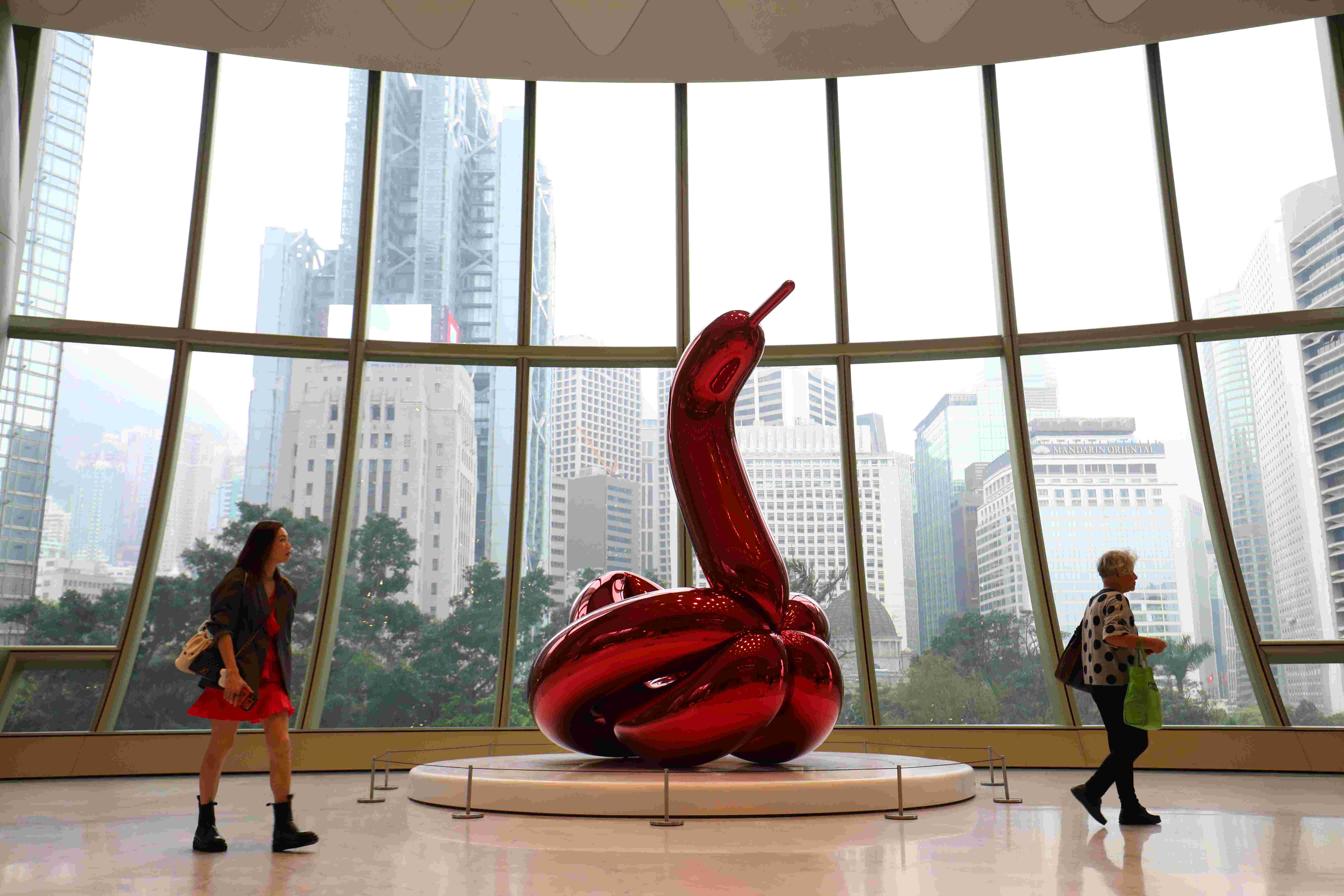 港島的藝術氣息近年瀰漫各處，而且幾乎都是免費，像是藝術家Jeff Koons創作的《Balloon Swan》大多是私人收藏，只有這隻紅天鵝就放在The Henderson的3樓大堂，供民眾自由參觀。